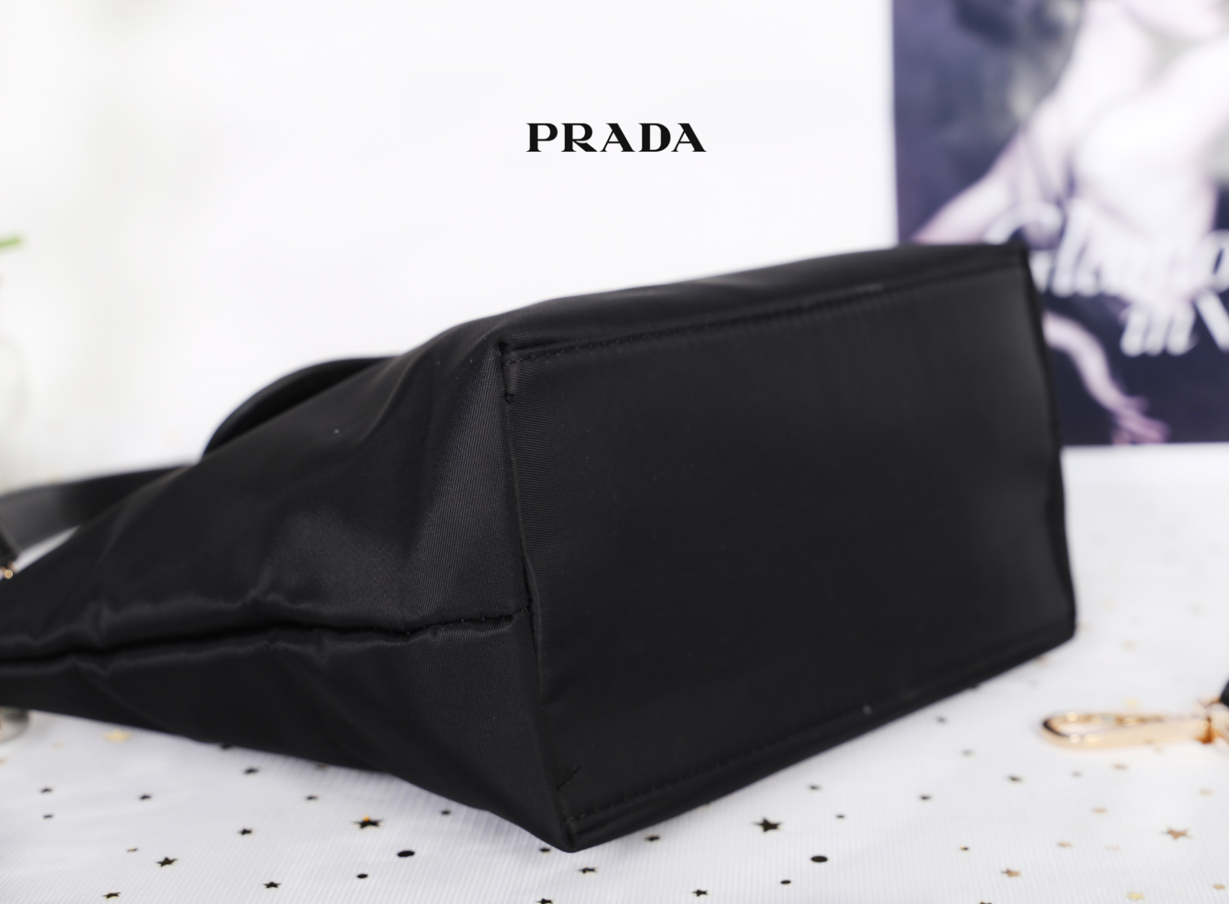PRADA MINI WITH ZIP / PRADA nylon crossbody bag วัสดุ Nylon เนื้อหนาคุณภาพดีตามแบบฉบับแบรนด์ ด้านหน้าประดับโลโก้แบรนด์ สามารถสะพายได้ 2 แบบ