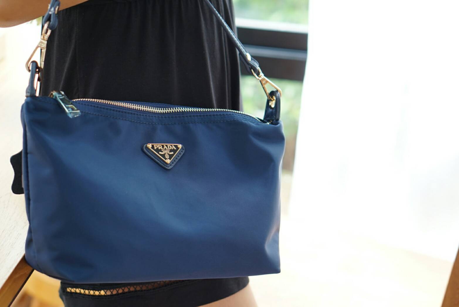 Prada Nylon Mini Crossbody Bag เข้ารอบสุดท้ายแล้วน๊าา กระเป๋าสะพายข้าง ผ้าไนล่อนอย่างหนา งานสวยโลโก้ตามสีกระเป๋า ทรงถ่วงใช้ง่าย ทรงและสี ตามของแท้ชนช็อปเลย สะพายได้2สาย สั้น ยาว หรือจะถอดสายออกถือเปนคลัชก็ได้ ตามชอบกันไปเลย ใส่ของได้เยอะเลย ทรงยิ่งถ่วงยิ่