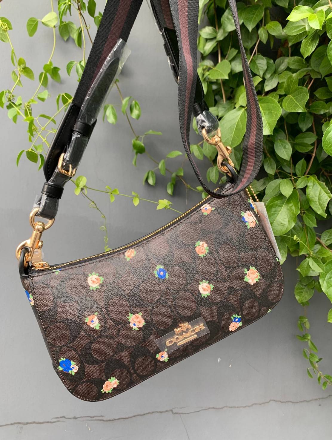 NEW ARRIVAL! นาทีนี้ต้องมีแล้วค่ะ ต้อนรับหน้าหนาวกันน! COACH JES BAGUETTE IN SIGNATURE CANVAS WITH COACH RADIAL RAINBOW ((C6817)) พร้อมส่งที่ไทย สิคค้าเข้าใหม่ค่ะ! กระเป๋าสะพายครอสบอดี้ร์ หนังแท้ น้ำหนักเบา เปิดปิดกระเป๋าแบบซิป ภายในสามารถใส่กระเป๋าเงินใบ