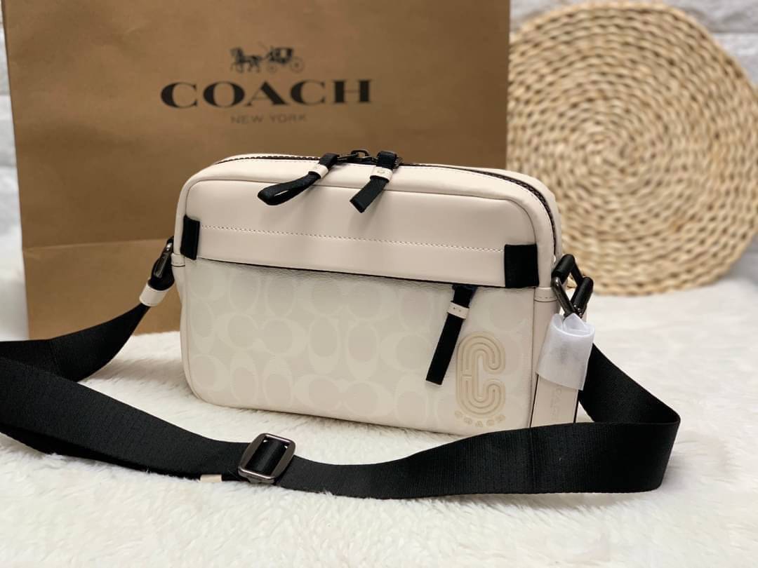 COACH EDGE CROSSBODY IN SIGNATURE CANVAS กระเป๋าสะพายครอสบอดี้ร์ วัสดุหนังแท้ หนังนิ่มอย่างดีค่ะ ด้านหน้ามีช่องซิปซ่อนให้หนึ่งช่อง เปิดปิดช่องหลักแบบซิปคู่ภายในกว้าง ใส่ของได้จุเลยนะคะ มีช่องซิปและช่องเล็กให้อีก2ช่อง;ด้านหลังกระเป๋าเป็นช่องโล่งใส่ของอีกช่