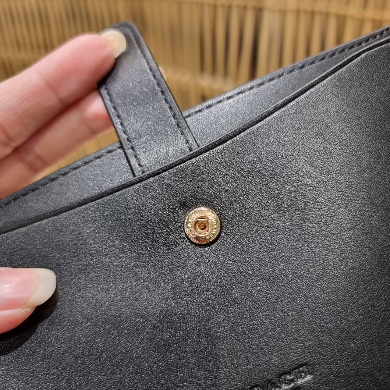 พร้อมส่ง 7 สี COACH C2874 TECH WALLET IN COLORBLOCK SIGNATURE CANVAS จัดให้สีใหม่ก่อนใคร!! ดีไซน์ใหม่ คอลเลคชั่นสวยหรู กระเป๋าสตางค์พร้อมสายคล้องมือ ง่ายต่อชีวิตมากจ้า!! มันดีอะไรเบอร์นี้ ใส่ได้ทั้งบัตร และโทรศัพท์ก็ใส่ได้ทุกรุ่น แถมยังมีช่องซิปแยกไปอีก ช