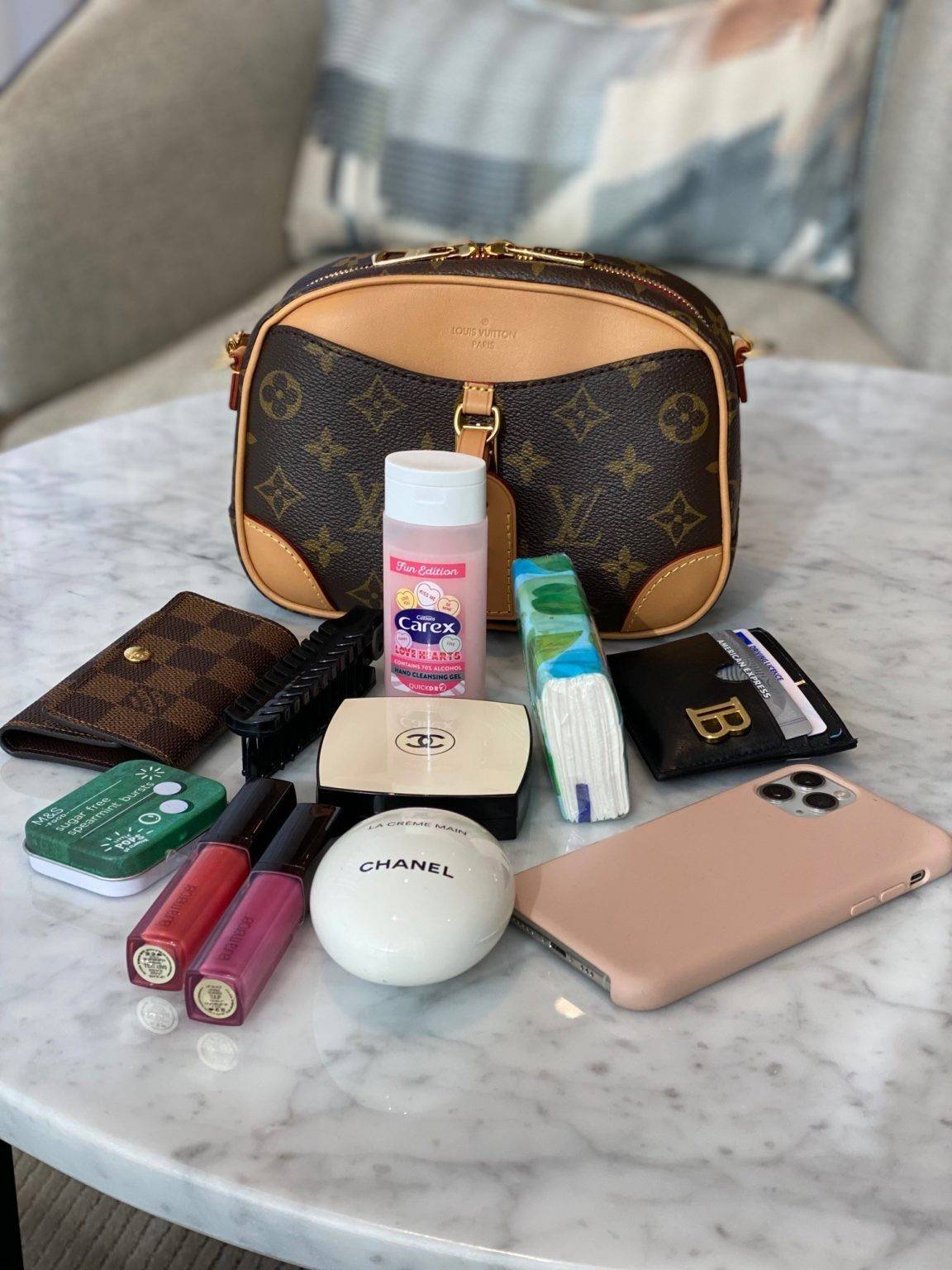 LV Deauville Mini Monogram Canvas bag เดอะเบสท์เซลเลอร์ ที่ใครก็ตามหา กับกระเป๋าสะพายทรงกล่อง ไซส์เล็กกะทัดรัด พกพาสะดวก รูปทรงสวยหรู วัสดุหนังแคนวาสสลับหนัง