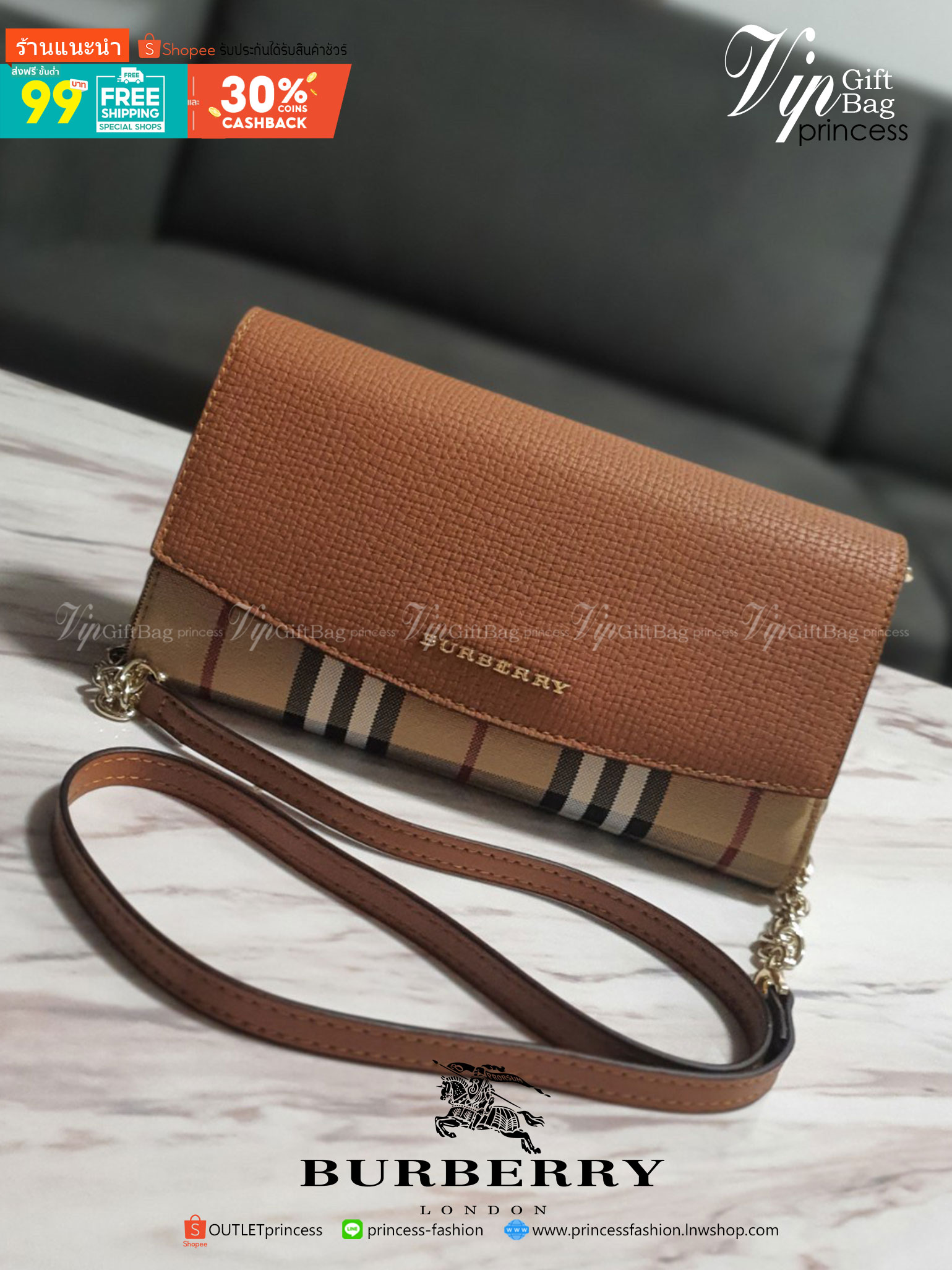 พรีเมี่ยมกิ๊ฟแท้ 100% 】BURBERRY CROSSBODY BAG กระเป๋าสะพายพรีเมี่ยมกิ๊ฟรุ่นใหม่ล่าสุด Limited จาก BURBERRY Perfume DutyFree วัสดุทำจากหนังสลับผ้าลายแบรนด์ เปิดปิดด้วยกระดุมแม่เหล็ก