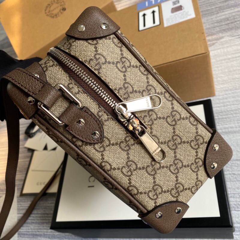 VIP 】หนังแท้ Gucci Box Type Sling Bag พร้อมส่งที่ไทย กระเป๋าสะพายดีไซน์ใหม่ ทรงกล่องคลาสสิคที่ดัดแปลงให้ดูนุ่มนวลและทันสมัย ใช้งานได้สะดวกคล่องตัวมากขึ้น ด้วยสายสะพายครอสบอดี้ วัสดุหนังแท้คุณภาพดี เปิด-ปิดด้วยตัวล็อคแน่นหนา ภายในโล่งกว้าง ถือเก๋ๆ ถ่ายรูปส