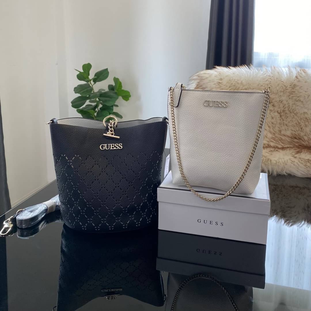 Guess Amara Bucket Handbag ซื้อ 1 ได้ถึง 2 กระเป๋ารุ่นใหม่ล่าสุดทรงถังสุดน่ารัก พิมพ์ลายรอบใบ วัสดุหนังนิ่มคุณภาพดี นิ่ม น้ำหนักเบา ด้านหน้าประดับด้วยโลโก้แบรนด์สวยโดดเด่น เปิด-ปิดด้วยด้วยตัวคล้องอะไหล่เงินสะดวกใช้ ด้านในโล่ง มีสายยาวปรับระดับได้มาให้ มาพ
