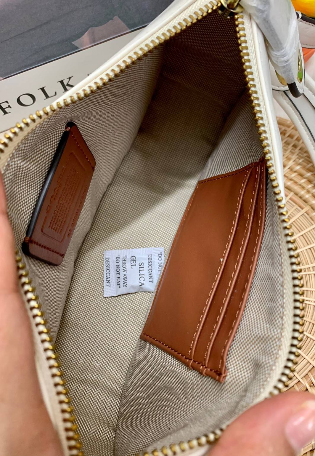 imited edition🌸 COACH C2766 SWINGER WITH GARDEN EMBROIDERY พร้อมส่งที่ไทย สวยก่อนใครชั่วโมงนี้ค่ะ💐 กระเป๋าหิ้ว//สะพายข้างได้ หนังแท้ หนังนิ่ม นุ่มมือดีมากๆค่ะ 🌸จุดเด่นด้านหน้าเป็นงานปักเน้นๆ3D สวยสะดุดตามากทีเดียวค่ะ เปิดปิดกระเป็า