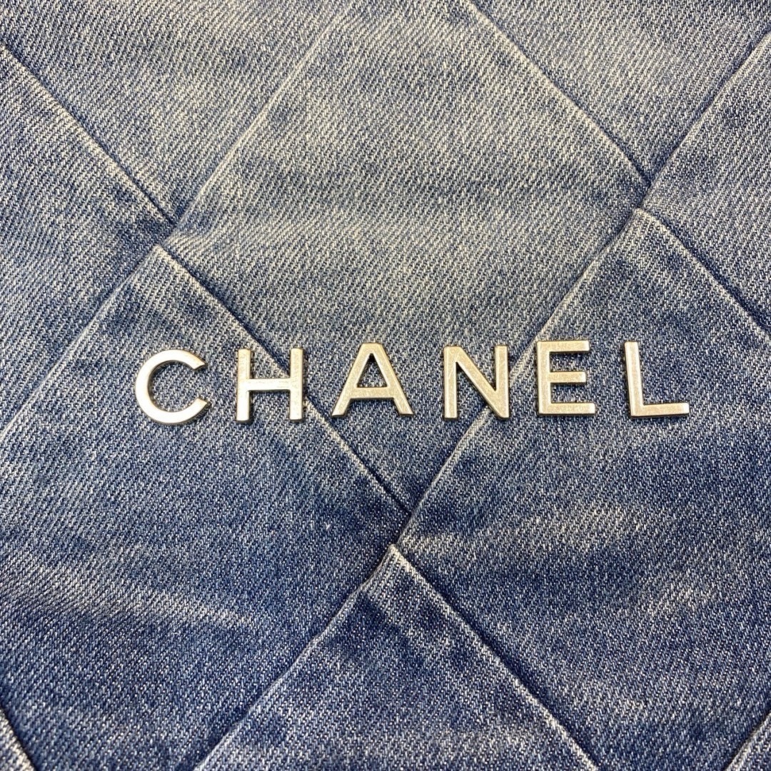 35cm Chanel 22 Denim Bag / Chanel Tote Bag กระเป๋าสะพายทรงโท้ทเดนิม ยีนส์ เท่ๆ คูลๆ งานเดนิมฟอกดีเทลความสวยมาก เป็นทรงโท้ทที่ได้รับการตอบรับดีมาก เกินต้านที่สุดกับไอเท็มนี้