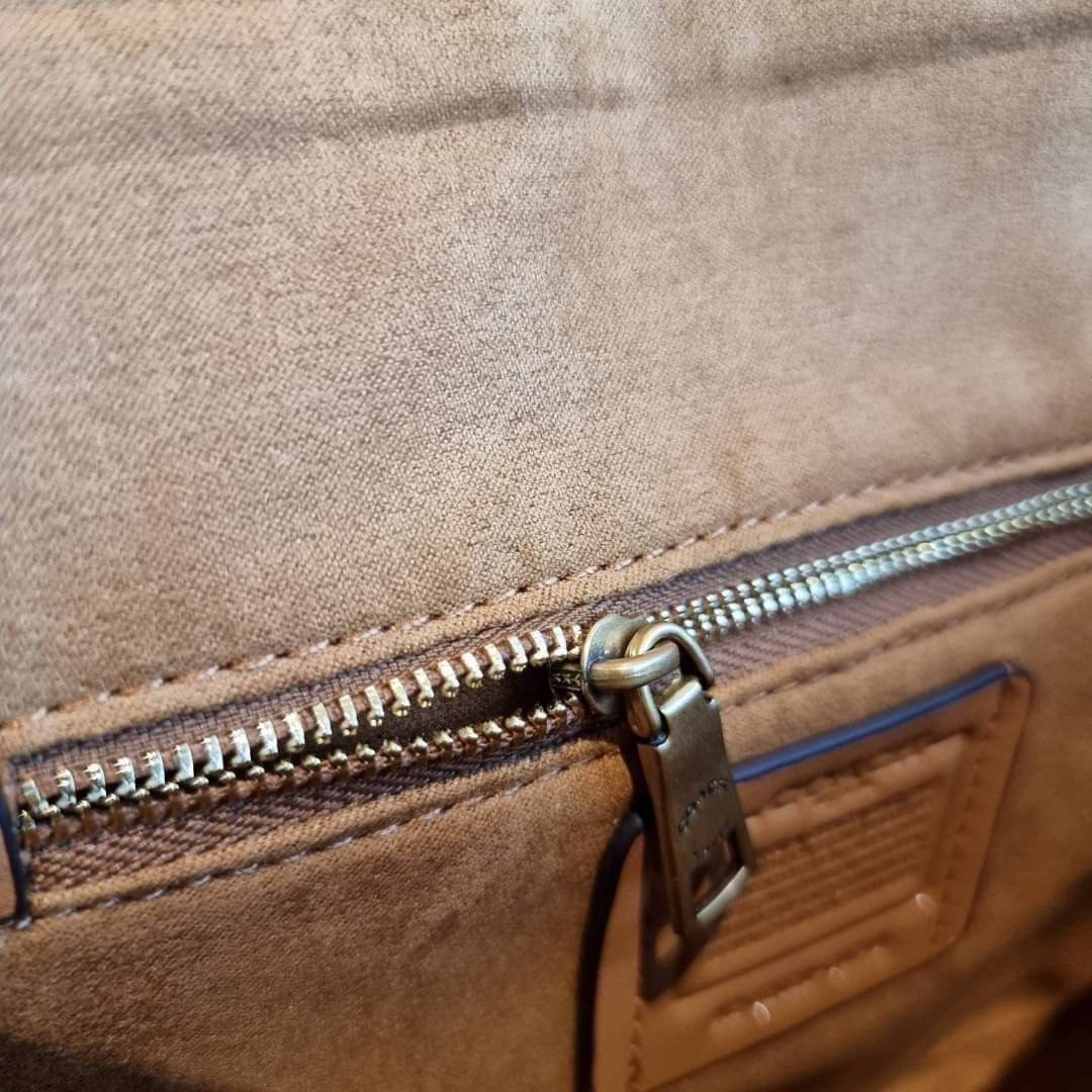 COACH C0749 BEAT SADDLE BAG The best item! ที่สาวๆรอคอย! ฮอตไฟลุก! สีหายาก ละมุนคุณหนู คอลเลคชั่นใหม่ ดีไซน์หรูหรา พิเศษมากๆมาพร้อมสายสะพาย 2 เส้น ใช้คู่กันหรือแยกสะพายก็สวยครบสูตร กระเป๋าสะพายทรง saddle คลาสสิค วัสดุหนัง glove-tanned ทนทาน เปิด-ปิดด้วยกร