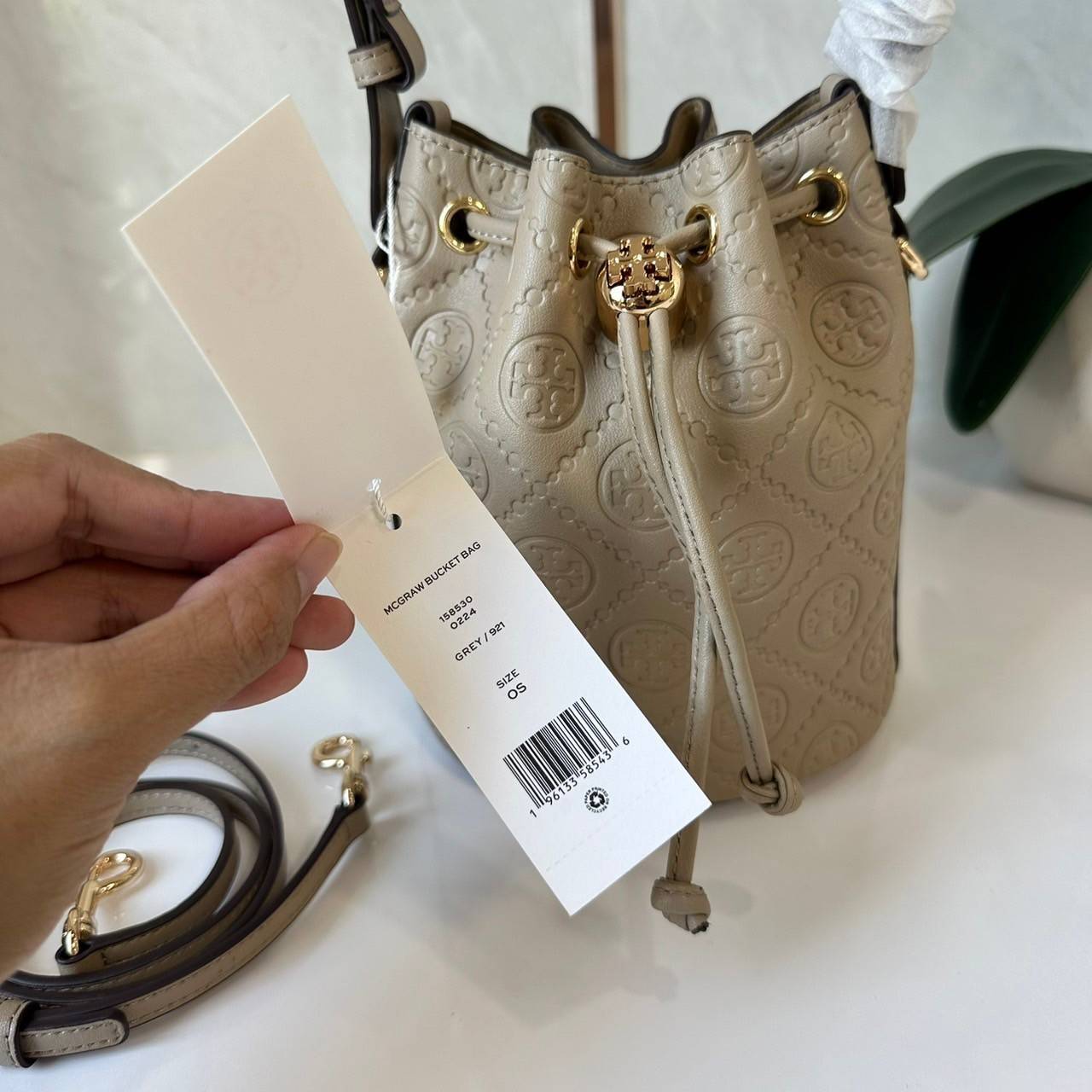 TORY BURCH mini T Monogram leather bucket bag กระเป๋าบัคเกต ไซต์ mini คอลเลกชันหนัง T Monogram ลายซิกเนเจอร์หนังปั้มลายนูน