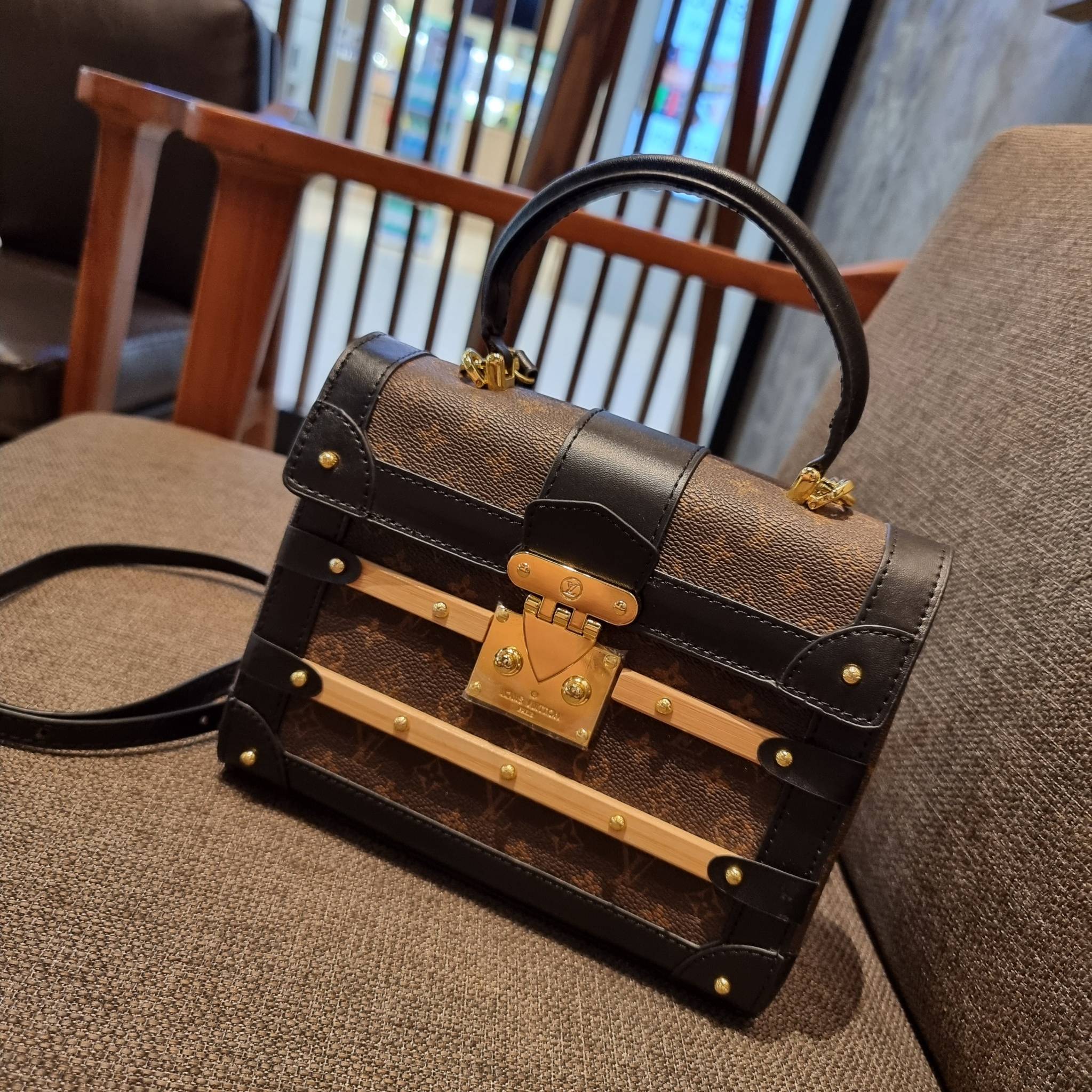 ใหม่ล่าสุดจาก LV monogram vintage box bag มาพร้อม box set สุดหรูรุ่นนี้ดีเทลยอดเยี่ยม เก็บรายละเอียดได้ดีและโดดเด่น ถือแล้วผู้ดีมาก!! วัสดุหนังแคนวาสสลับหนังแท้ เปิด-ปิดด้วยตัวบีบล็อค แน่นหนา ภายในโล่งกว้าง เลิศตรงที่เก็บทรง ขยายทรงด้านข้างได้ คอนโทรลด้วย