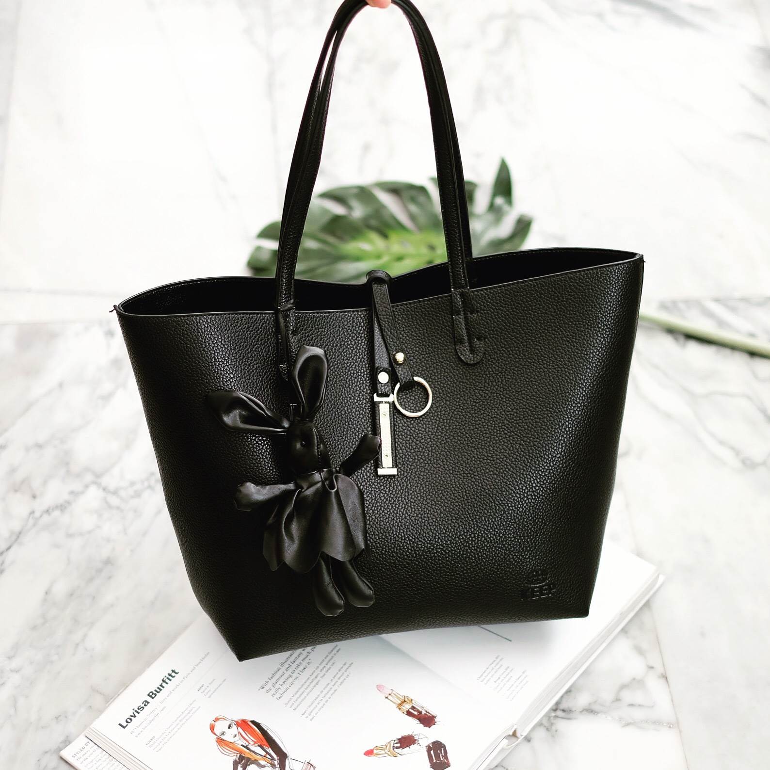 NEW Collection 2017 ' KEEP Infinite tote bag ' 👑หนังกระเป๋าสวยมาก ส่วนเรื่อง ความจุ ความคุ้ม ไม่ต้องพูดถึง 😆 ใบนี้ตอบทุกโจทย์เลยคะ แถม ซื้อ 1 ได้ ถึง 2 ใบอีกด้วย โอ้ย !! ใบนี้ เลิศมากคะ กระเป๋า ถือ//สะพายข้าง หนังสวยๆ มาพร้อมพวงก