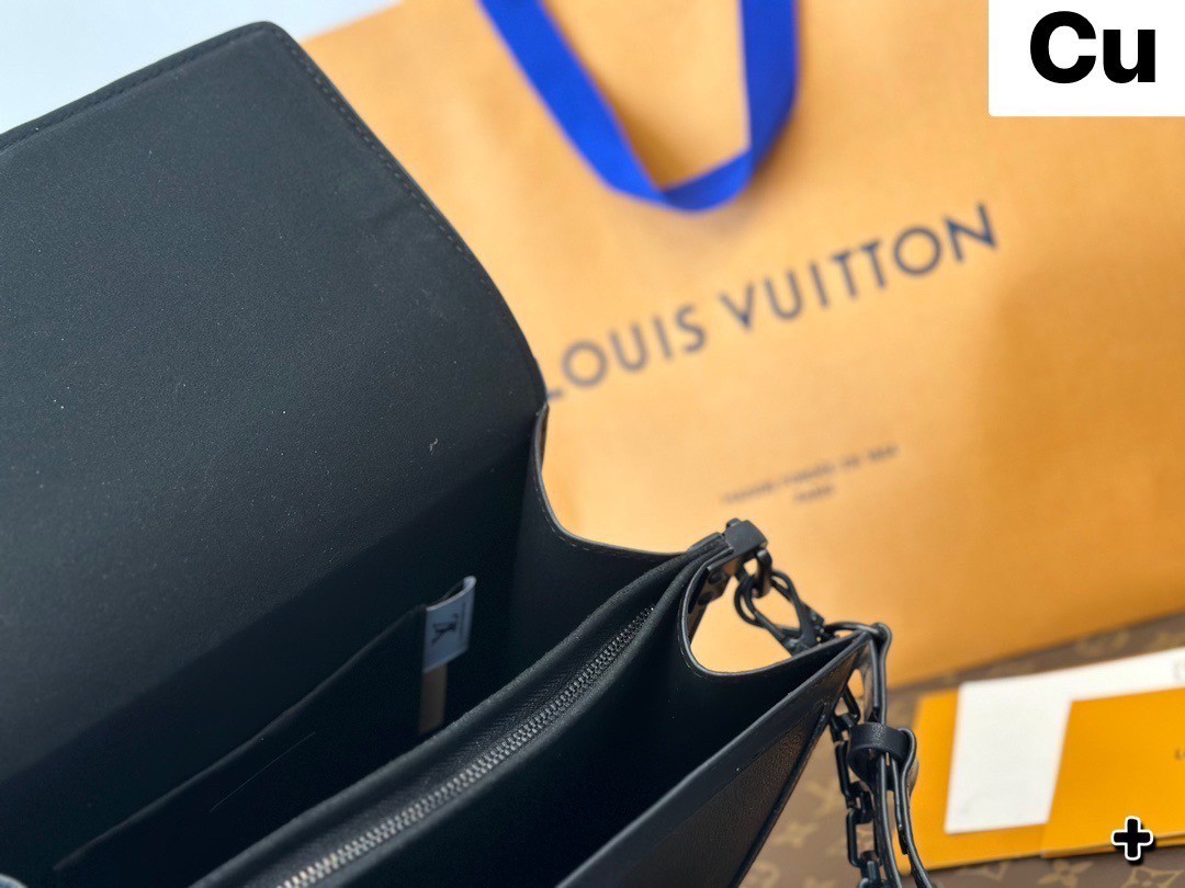 LV Dauphine MM Monochrome Black กระเป๋าสะพายทรงคลาสสิคลุคคุณหนูคุณนาย ยกระดับหนังแมตต์โทนสีดำโมโนโครมจากคอลเลคชั่น Black Out ดีไซน์ตัวล็อก LV สวยหรูเป็นเอกลักษณ์