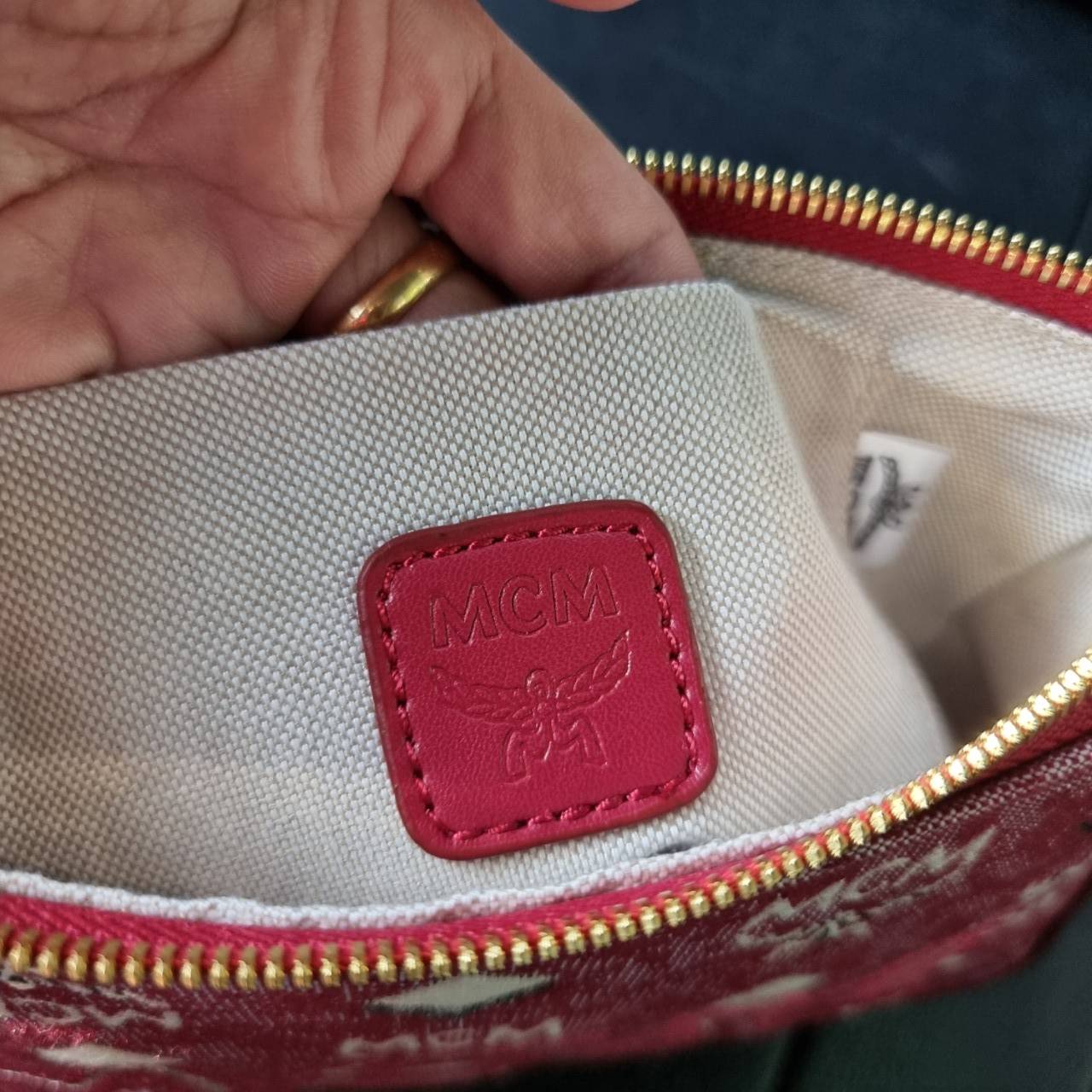 M.C.M MINI SHOULDER BAG IN VINTAGE JACQUARD MONOGRAM คอลเลคชั่นใหม่ล่าสุด โดดเด่นด้วยลายโมโนแกรม ถักทอบนผ้า woven jacquard กระเป๋าสะพายทรงพอชที่ไม่ธรรมดา มาพร้อมสายสะพายในตัว สามารถปรับใช้ได้ 2 แบบ สายยาวสะพายข้าง หรือจะนำสายเส้นกลางออกและปรับใช้สะพายไหล่