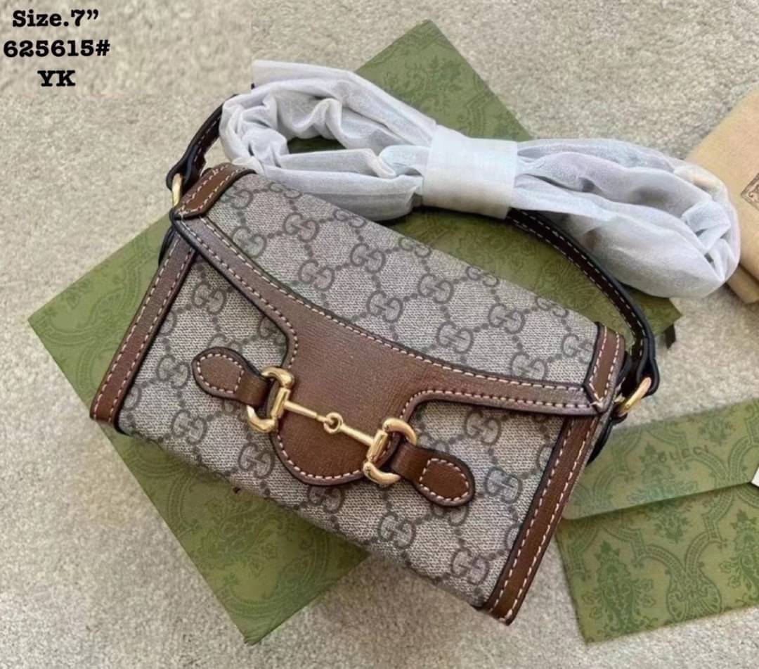 Gucci Horsebit 1955 Mini Bag / GC crossbody horizon mini bag กระเป๋าสะพายข้างขนาดกำลังดี สวยอยู่ทรง วัสดุหนังแคนวาสทนทาน แฝงความหรู เปิด-ปิดฝาสอดพร้อมแม่เหล็กในตัว ภายในเป็นช่องโล่ง ใส่โทรศัพท์ได้ทุกรุ่น พกแทนกระเป๋าสตางค์ ใส่บัตร ใส่ธนบัตรพกง่ายๆก็ได้ สา
