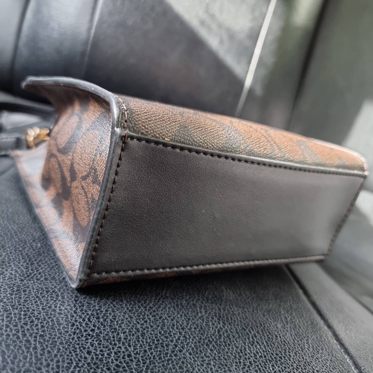 COACH MINI CALLY CROSSBODY IN SIGNATURE ((3599, 2184, 5693, 2134, 2183)) พร้อมส่งที่ไทยทันที! กระเป๋าสะพายครอสบอดี้ร์ กระเป๋าครอสบอดี้โท้ทมินิไซส์ รุ่นใหม่สุดฮอต!! ใบจริงคือน่ารักม้ากกกก!! สวยอยู่ทรง น่ารักน่าใช้ ทรงTote ปากกระเป๋าเปิดปิดแบบแม่เหล็ก ภายใน