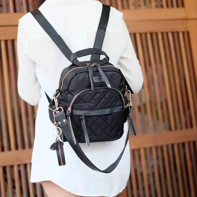 Keep Rouget Backpack กระเป๋าเป้ทรงน่ารักจากแบรนด์ ปรับสะพายได้หลายแบบ มาพร้อมพวงกุญแจ smile bag วัสดุจากผ้าไนล่อนเนื้อดี ตีลายตาราง น้ำหนักเบา ตัวกระเป๋ามีสายสั้น ให้เพิ่มอีก 1 สาย สำหรับสะพายไหล่ ขนาดกำลังดี ใส่กระเป๋าสตางค์ใบยาว, มือถือได้ทุกรุ่น มีช่อง