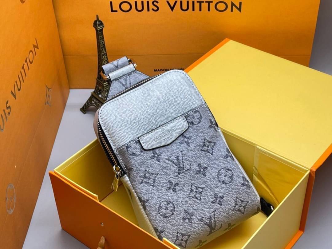 LV SLINGBAG OUTDOOR / LV Phone bag เกรดออริจินอล ใช้ได้ทั้งผู้หญิงผู้ชาย พร้อมส่งที่ไทย ภาพสินค้าถ่ายจากงานขายจริง ใช้งานต่างประเทศได้