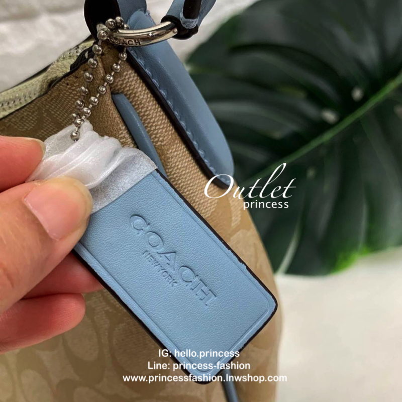 COACH SIGNATURE ZIP SHOULDER BAG กระเป๋าถือหรือสะพายไหล่ ทรงสวย ลาย signature วัสดุหนัง PVC. เนื้อนิ่ม ตัดของหนังสีฟ้า เปิดปิดด้วยซิป ภายในกว้าง ใส่ iPad, A4 และของใช้ได้เยอะ มีช่องเล็ก และช่องซิปค่ะ Must have!