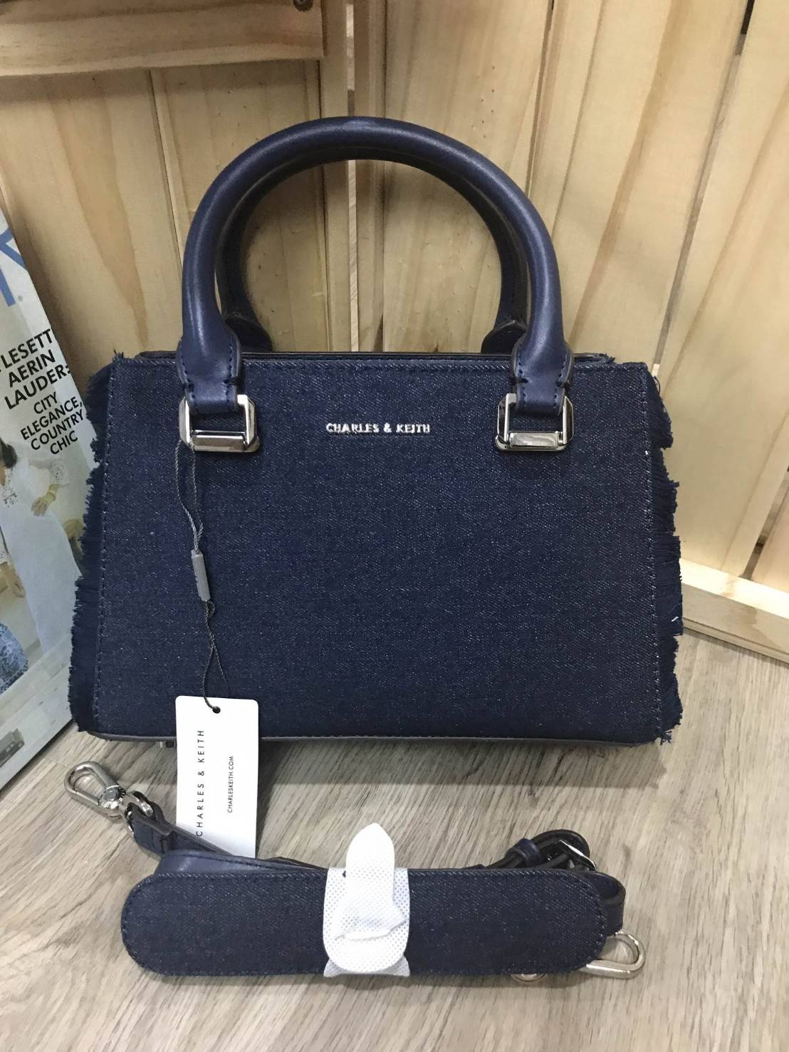 NEW! CHARLES & KEITH STRUCTURED TOP HAND BAG กระเป๋าถือหรือสะพายรุ่นใหม่ชนช็อปดีไซน์สวยอยู่ทรงขนาดกำลังดี ด้านหน้าประดับโลโก้แบรนด์ เปิดปิดด้วยแถบคาดกระดุมแม่เหล็กภายในมีช่องแบ่งแยกเป็นสัดส่วน พร้อมช่องซิปกลาง มีหมุดรองฐานกันรอยสี่มุม สายสะพายยาวถอดได้ปรั