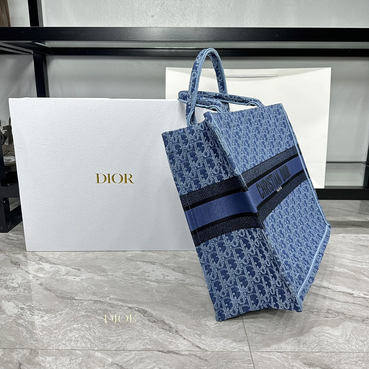 Large Dior Book Tote Bag Blue Denim Dior Oblique Jacquard กระเป๋าทรงโท้ท แก่นแท้ของความงามรูปลักษณ์ทันสมัย เดนิมหรูหรา