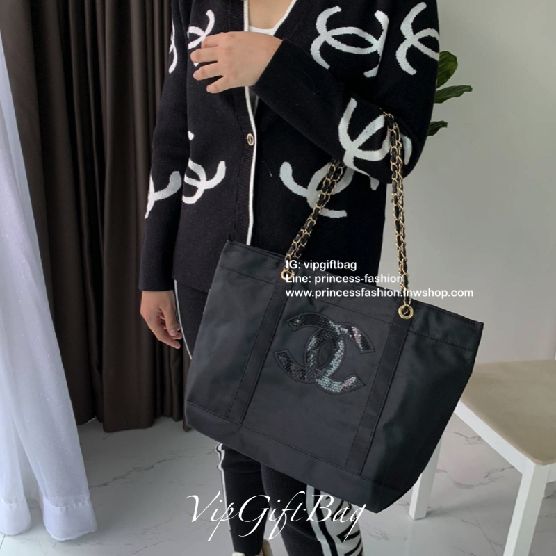 Chanel Satin Tote With Chain ♡♡ กระเป๋าสะพายทรง Shopping Bag งาน VIP GIFT ของแท้ 100% นำเข้าจาก Chanel Perfume Counter ใบใหญ่วัสดุ SATIN **อะไหล่ทอง ประดับคริสตัลสีดำโลโก้ CC สุดคลาสสิคหน้าหลัง ซับใน Polyester 100% เปิดปิดด้วยกระดุมแม่เหล็ก 