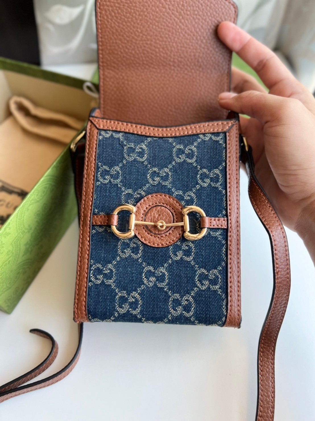 Gucci Horsebit 1955 mini bag / Gucci Phone Bag ออริจินอล เกรดสลับใช้แทนใบจริงได้ รุ่นยอดฮิต ไซส์มินิ ที่ใครๆก็ต้องรู้จัก!! กับกระเป๋าขนาดมินิในรูปแบบผ้าแจ็คการ์ดสีขาวงาช้างและน้ำเงิน ได้รับแรงบันดาลใจมาจากดีไซน์ดั้งเดิม ซึ่งแอคเซสเซอรี่นี้โดดเด่นด้วยรายละ
