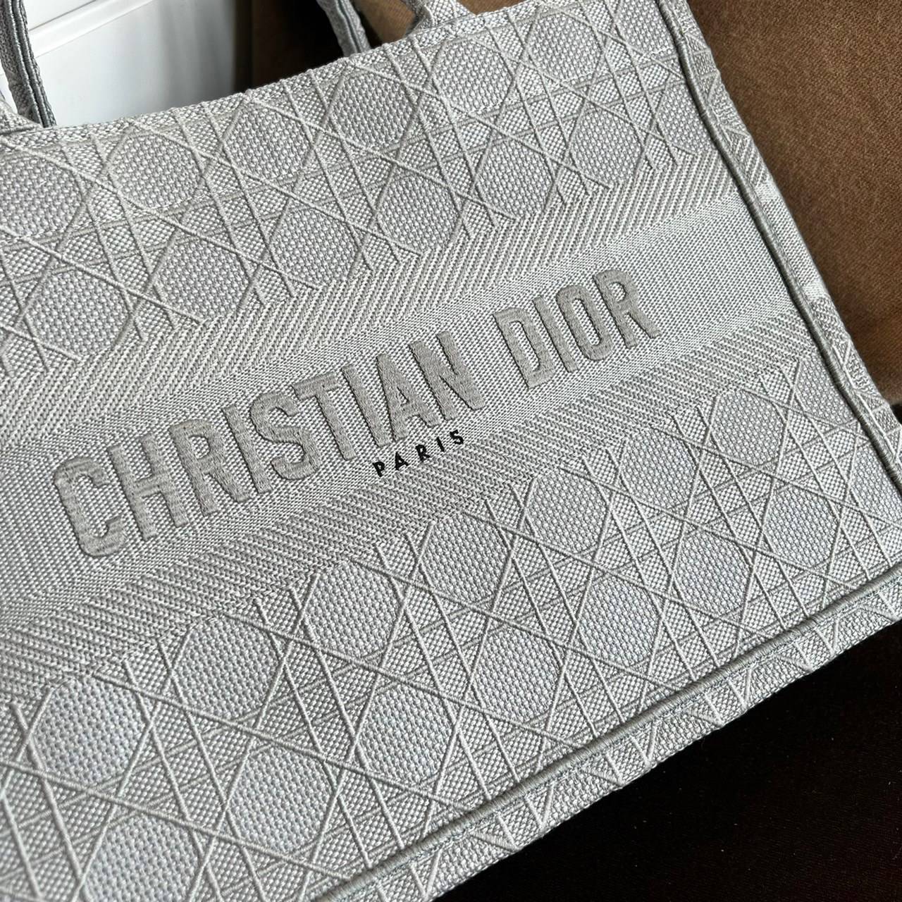 CHRISTIAN MEDIUM DIOR BOOK TOTE ราคาดีมากเลย คุ้มยิ่งกว่าคุ้มเป็นทางช็อปปิ้งBag เอกลักษณ์ของความหรู ที่ต้องมี ภายในโล่งกว้างมาก ใส่ของแบบแน่นๆ จุๆไปได้เลย น้ำหนักเบาสบาย งานออริปักขึ้นรูปสวยมาก มี code stamp พร้อมส่งที่ไทย เกรดออริจินอลเทพๆ ภาพสินค้าถ่ายจ