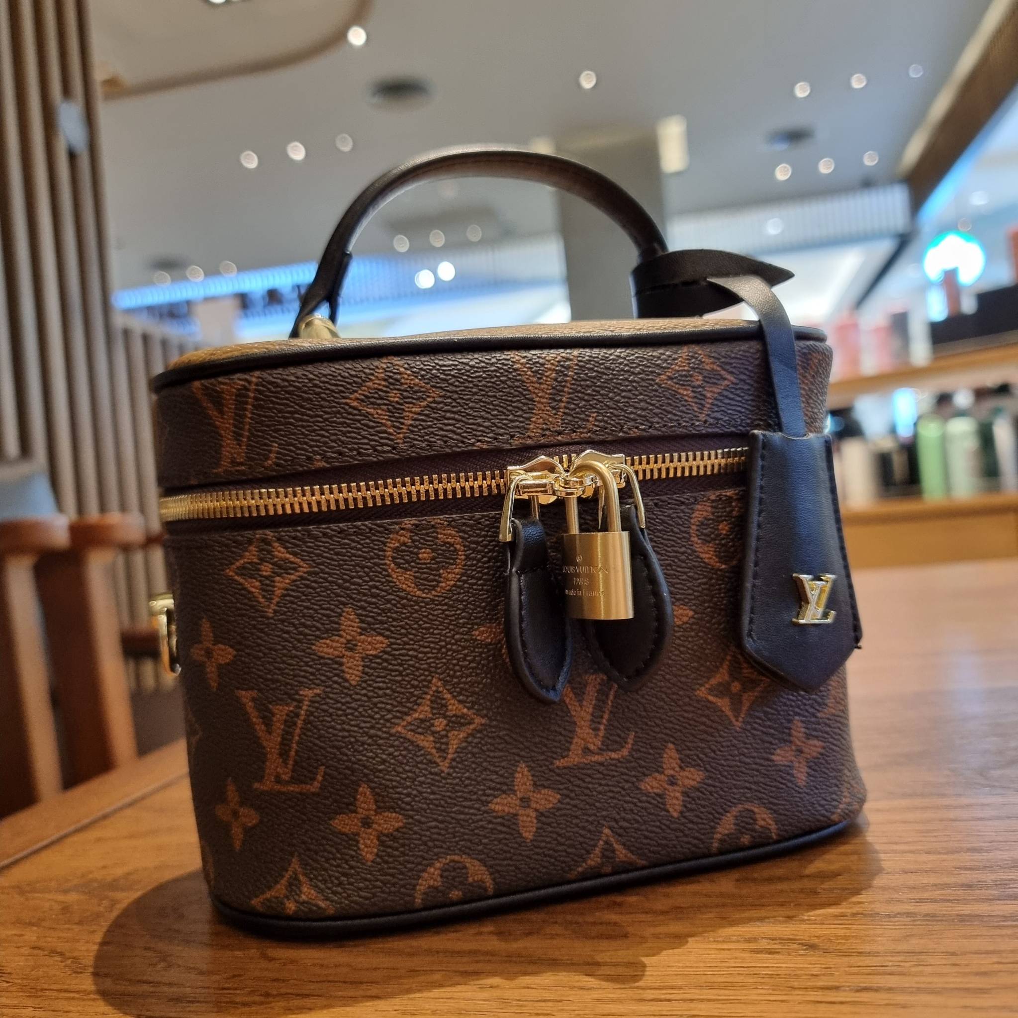 LV EXCLUSIVE VIP COSMETICS GIFT BOX กระเป๋าถือ/สะพาย สวยอยู่ทรง มาพร้อม box set สุดหรู adapt ใช้เป็นกระเป๋าเก็บเครื่องสำอางค์ ถือเชิดๆ หรือสะพายเลิศๆ ไปเที่ยว ไปไหนๆก็ดูแพง!! สวยจริงจัง!! พิเศษ!! มาพร้อมแม่กุญแจล็อคครบชุด และพวงหนังห้อย คุ้มมากๆแม๊!! ทุกด