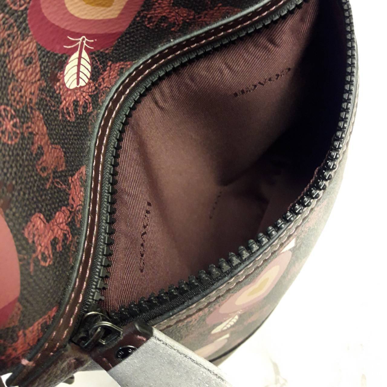 OUTLET 】COACH Barrow Backpack With Horse And Carriage Print And Hearts Oxblood (F79024) โดดเด่น ไม่จำเจ แถมใช้ดีไปอีก< 🌹สวยโดดเด่นอย่างลงตัว💃💃พลาดแล้ว พลาดเลยจ้ารอบนี้ // เป้รุ่นใหม่ canvas ผสมหนังแท้คุณภาพดี หนังนิ่มมือมากๆ ขนา