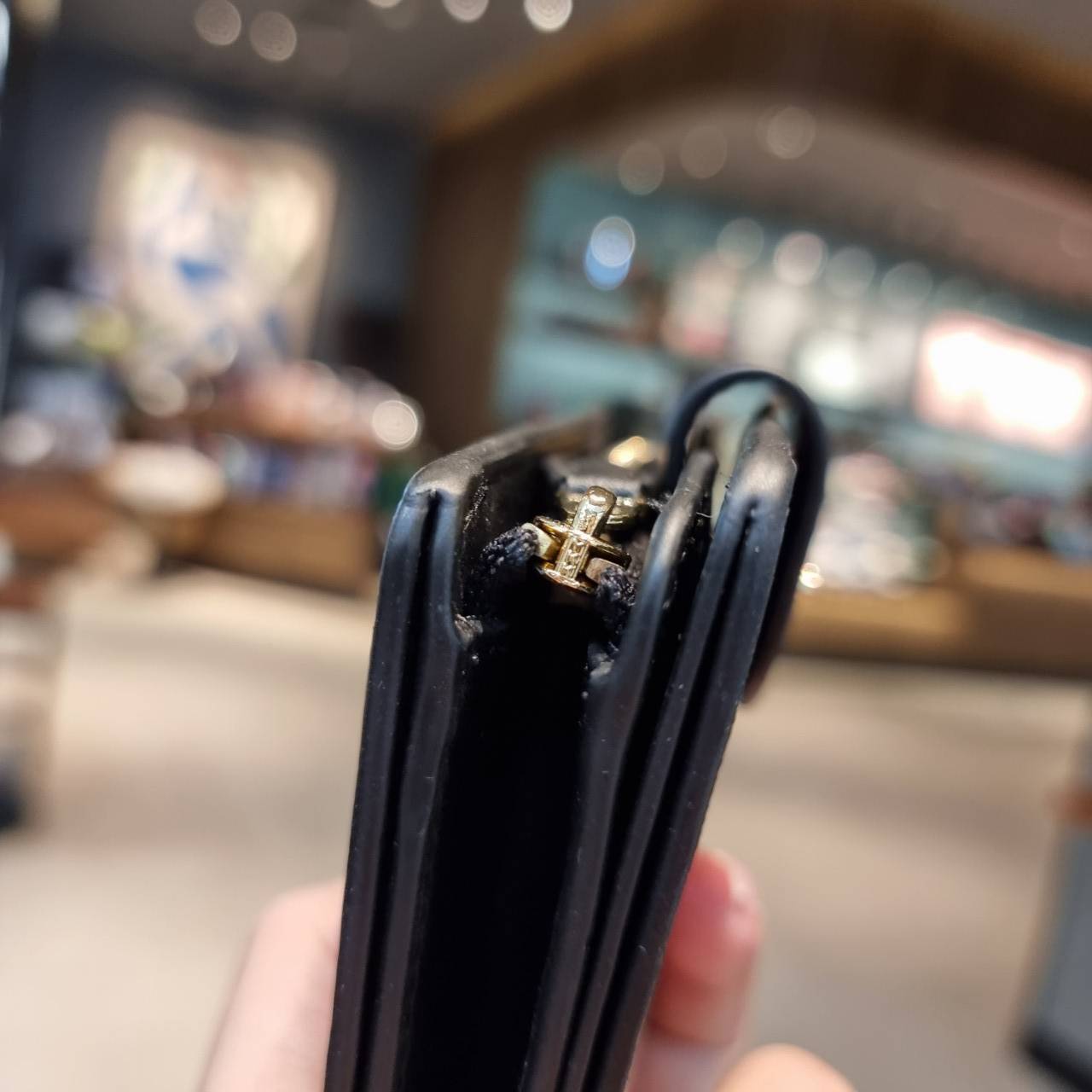 COACH C0082 MEDIUM CORNER ZIP WALLET IN SIGNATURE CANVAS ดีไซน์ใหม่ล่าสุด!! กระเป๋าสตางค์ใบกลาง 👛 ขนาดกำลังเหมาะมือ วัสดุหนังแคนวาสเคลือบลาย ดูแลรักษาง่าย มีช่องใส่บัตรและธนบัตรครบ และช่องซิปแยกไว้ใส่เหรียญ ครบเซ็ทแบบนี้เหมาะส่งต่อเป็นของขวัญที่สุ