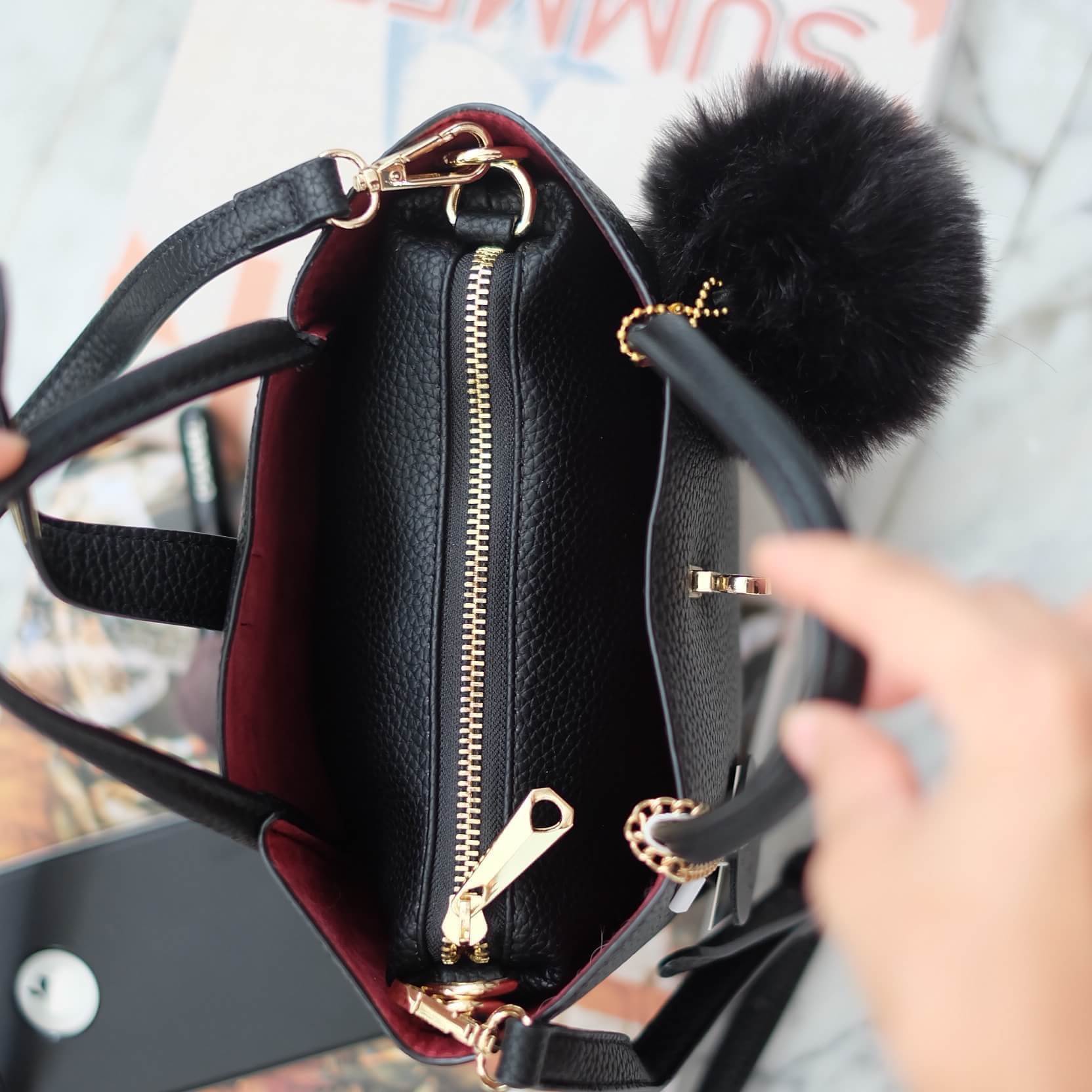 รุ่นมาใหม่ everyday keep handbag 👑สวย หรู เวอร์วัง อีกแล้วค่า 👍 กระเป๋า ถือ//สะพายข้าง หนังสวยๆ มาพร้อมพวงกุญแจ ปอมปอม ฟรุ้งฟริ้ง น่ารักมาก เข้ากับกระเป๋าคะ ตัวกระเป๋าเป็นหนังวัวสังเคราะห์ อย่างดี เนื้อนิ่มหนา อยู่ทรง มีกระเป๋าเล็กๆด้านในแ