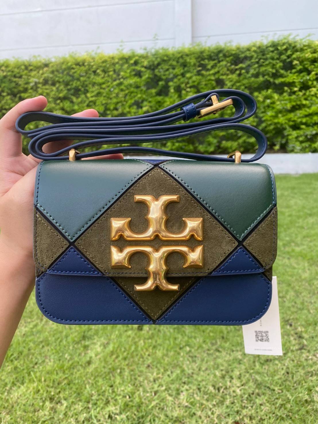 Tory Burch Eleanor Bag (รหัสรุ่น 84089) Collection ใหม่2021 ชนช็อป กระเป๋าสะพายcrossbody 💚สีเขียวเหนี่ยวทรัพย์วัสดุชั้นดี เปิดปิดด้วยแม่เหล็ก ภายในโล่งและมีช่องซิปด้านข้าง สายสะพายปรับระดัยสั้นยาวได้ตามใจชอบ รุ่นนี้สวยหรูไฮโซมาก ห้ามพลาดนะสาวๆ
