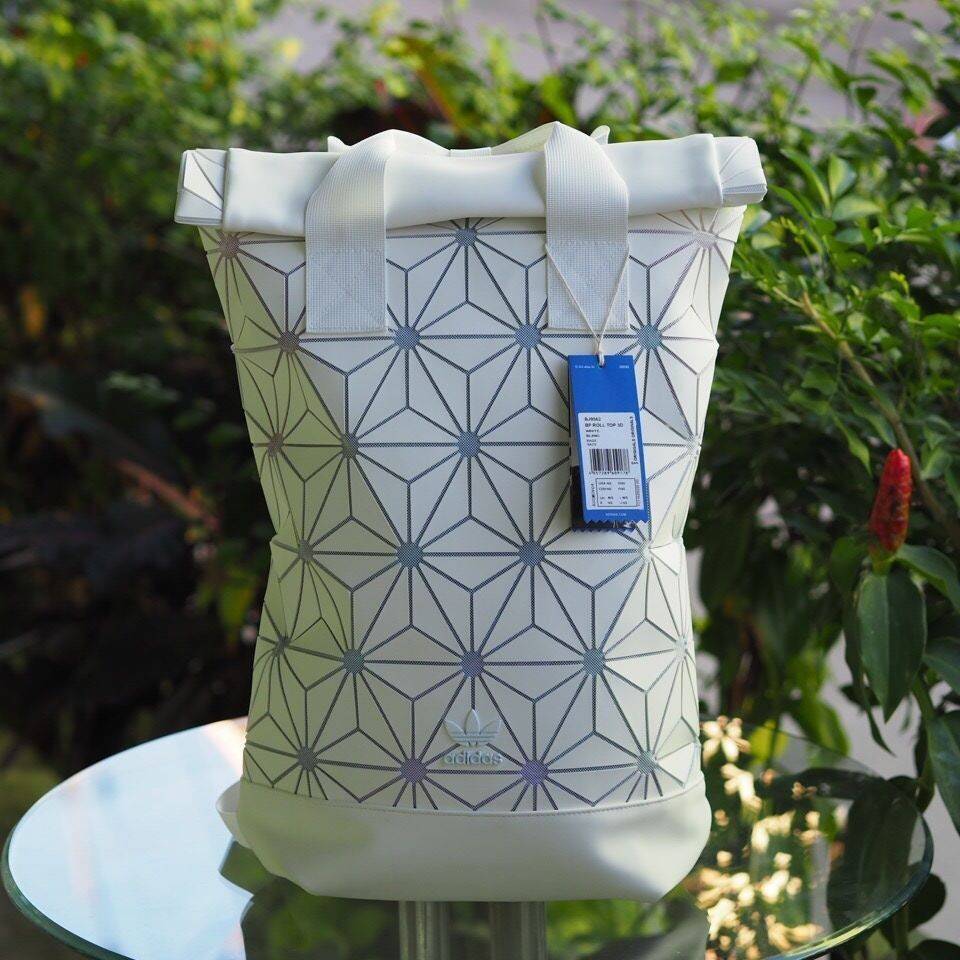 ADIDAS ISSEY MIYAKE ROLL TOP BACKPACK ความสปอร์ตซ่อนเท่ ด้วยลวดลาย 3D เก็บหมดทุกเม็ดทั้ง Tablet และ Gadgets โดยใช้ลูกเล่นของเหลี่ยมและมุมเชื่อมเข้าหากันขณะเดียวกันสีของกระเป๋านั้นคือสีแดงเท่ มีเสน่ห์ลึกลับ การออกแบบกระเป๋าเป็นเหมือนถุงทรงสูงในส่วนปากกระเป