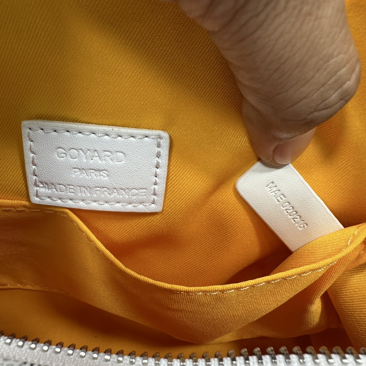 ORI หนังแท้ | Goyard Bowling 25 Toiletry Bag / Goyard Pouch กระเป๋าทรงพอช พร้อมสายถือจับถนัดมือใช้งานง่ายกะทัดรัด ตอบโจทย์ความเรียบง่ายแต่คลาสสิก ใช้ได้ทั้งชายหญิง หรูหรา ติดแกรมที่สุด เป็นรุ่นตามหา ที่ตอนนี้มีพร้อมส่งแล้วค่า