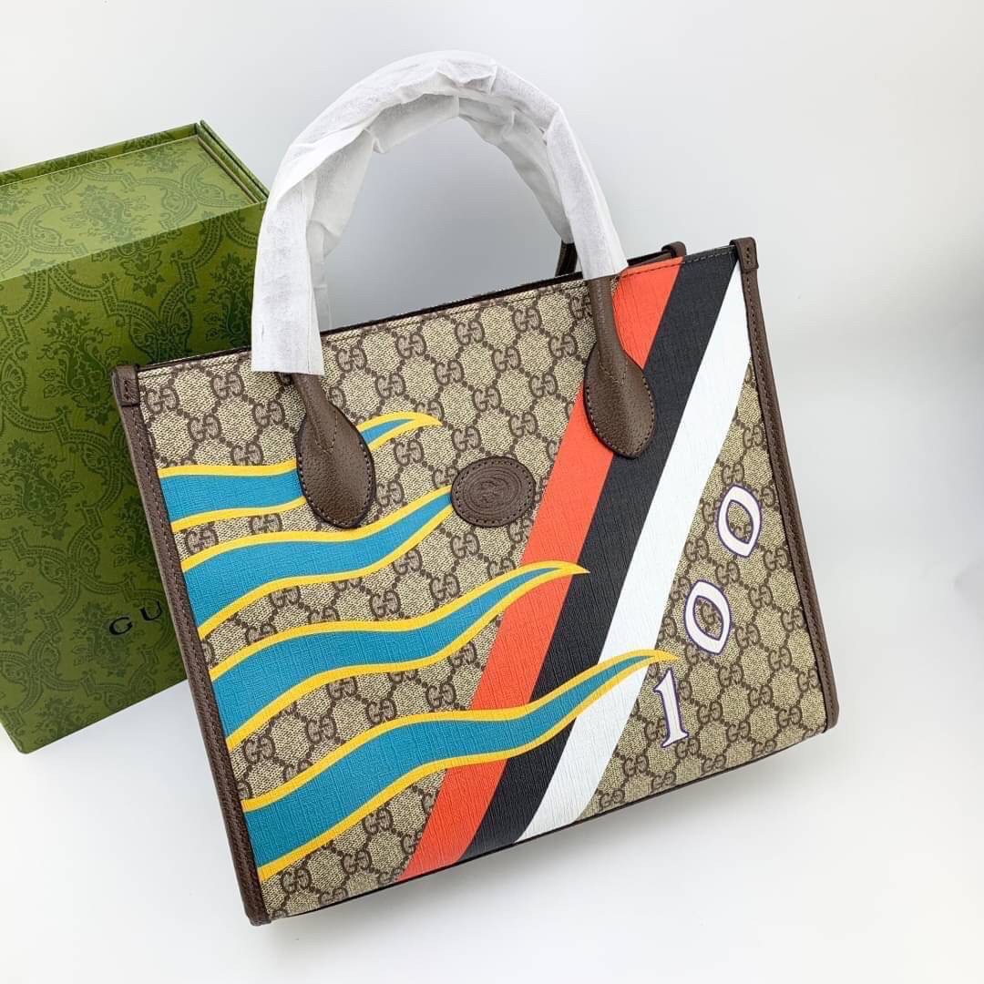 GUCCI Printed Monogrammed Coated-Canvas and Leather Tote Bag / GG Shopping Bag กระเป๋าไซส์ใหญ่ โดดเด่นด้วยลายปริ๊น สวยเอกลักษณ์ พร้อมส่งที่ไทย ภาพสินค้าถ่ายจากงานจริง ใช้งานต่างประเทศได้ วัสดุหนังแคนวาส ภายในโล่งกว้างมาก ใส่ของแบบแน่นๆ จุๆไปได้เลย หมดห่วง