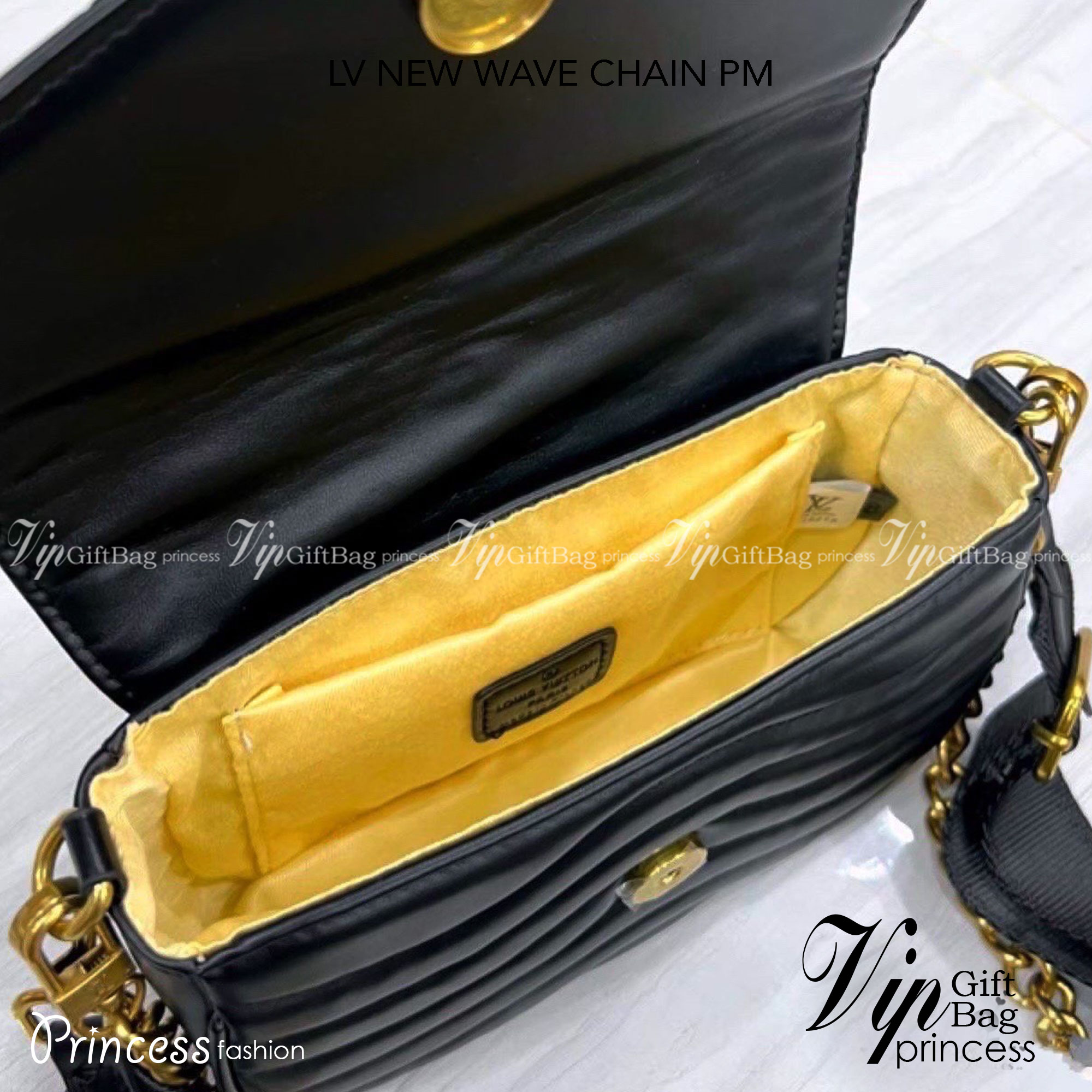 LV NEW WAVE CHAIN PM / New Wave Pochette Multi Bag กระเป๋าสะพายมัลติฟังก์ชั่น Set 2 ใบสวยคุ้มค่าน่าใช้ มาพร้อม box set ดีงาม ลูกเล่นคลาสสิคผสานความวินเทจ มีสายสะพายให้ 2 เส้น และกระเป๋าใบลูก เล็กน่ารัก ภายในเป็นช่องโล่ง แบ่งสัดส่วนมีช่องย่อย ใบนี้ปรับใช้ไ