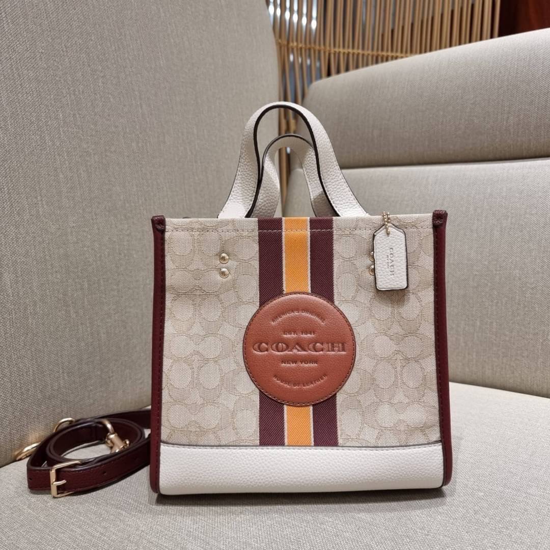 COACH C7083 DEMPSEY TOTE 22 IN SIGNATURE JACQUARD WITH STRIPE AND COACH PATCH คอลเลคชั่นใหม่ สีที่สาวๆรอคอย สวยคม ละมุนและมีความหรูในตัว กับกระเป๋าทรงโท้ท ไซส์กำลังสวย น่ารักน่าใช้ ฟังก์ชั่นการใช้งานสะดวกที่สุด มีทั้งสายคล้องในตัว และสายครอสบอดี้ วัสดุผ้า