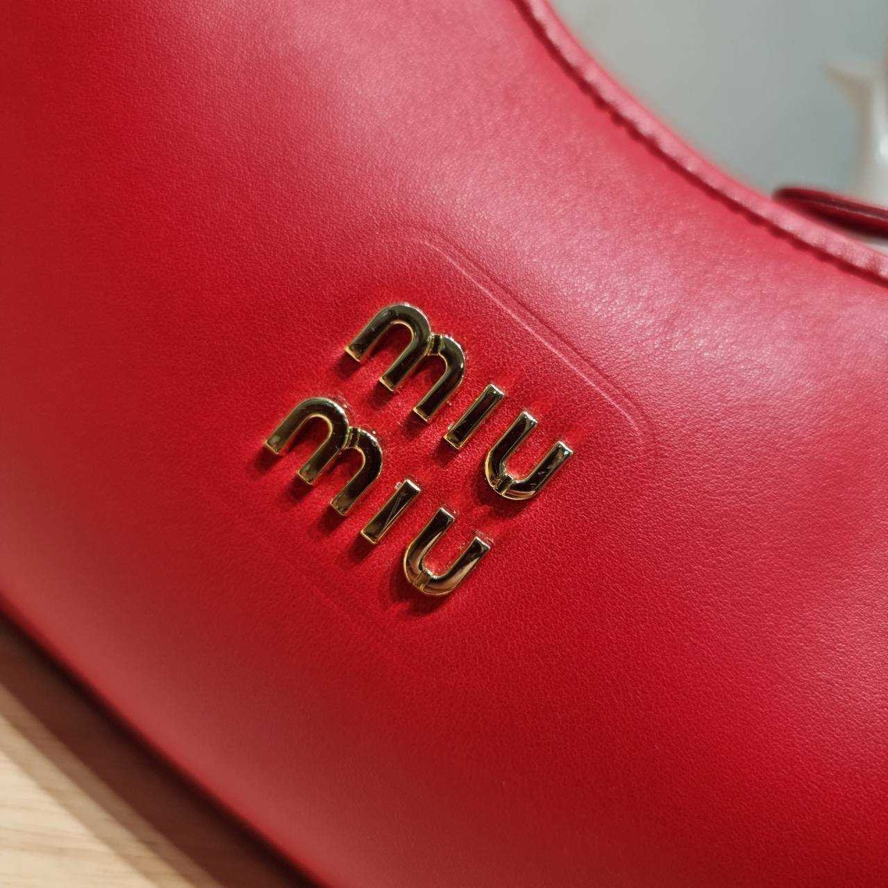 MIU MIU ZIP LEATHER TOP HANDLE BAG กระเป๋าสะพายไหล่/สะพายข้าง ทรงเก๋ ใช้งานง่าย เรียบหรูดูลัคชูสุดๆ