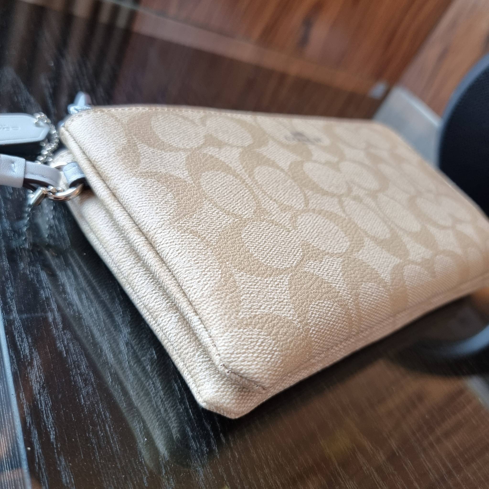 COACH F54057 DOUBLE ZIP WALLET IN SIGNATURE กระเป๋าคล้องมือ size L ใบนี้ใส่มือถือได้ทุกรุ่น ขนาดกำลังดี พกพาสะดวกมากๆ วัสดุหนังสังเคราะห์ ภายในเป็นผ้าสีสวยคม ใส่ธนบัตร ใส่บัตรได้เยอะ ใส่มือถือได้สบายๆทุกรุ่น ตอบโจทย์สาวๆที่ไม่ชอบพกเยอะวุ่นวายจ้า ใบนี้เอาอ