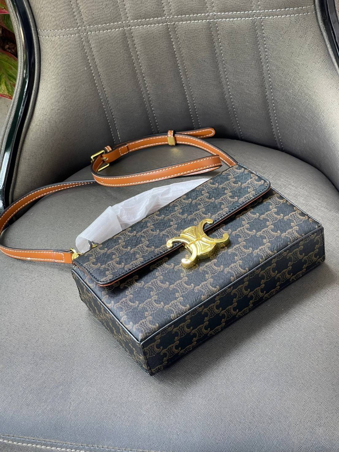 Celine Triomphe shoulder handbag Bag / Celine box triomphe in Natural Calfskin Tan กระเป๋าสะพายเรียบหรูและดูทันสมัยใบนี้ออกมา ให้คุณเลือกสะพายในชีวิตประจำวันเข้ากับการแต่งตัวสบาย ๆ หรือถอดสายถืงออกงานปาร์ตี้สังสรรค์ ก็ช่วยให้คุณดูโดดเด่นได้เช่นกัน นอกจากน