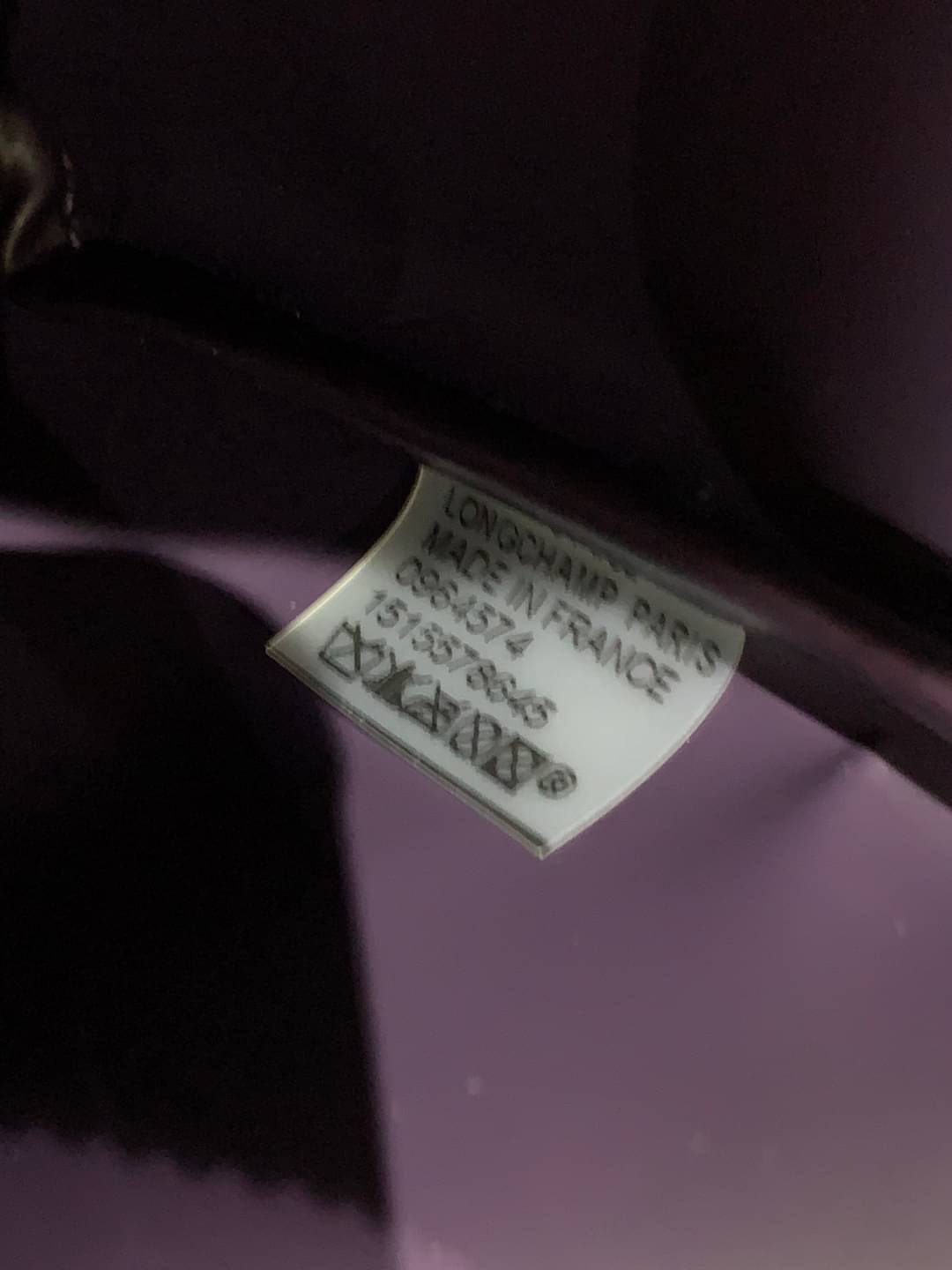 Longchamp Le Pliage Neo Size M มาพบกับกระเป๋ารุ่นยอดนิยม ที่สาวๆ ต้องมีไว้เก็บไว้สักใบ กระเป๋าโท้ทใบนี้ มาพร้อมกับสีที่มีสไตล์เรียบง่าย มีสายสะพายยาวช่วยให้คุณสามารถสะพายไหล่ได้อย่างสบาย ในขณะที่ที่ปิดแบบซิปช่วยให้คุณมั่นใจได้ว่าของด้านในมีความปลอดภัย Le 