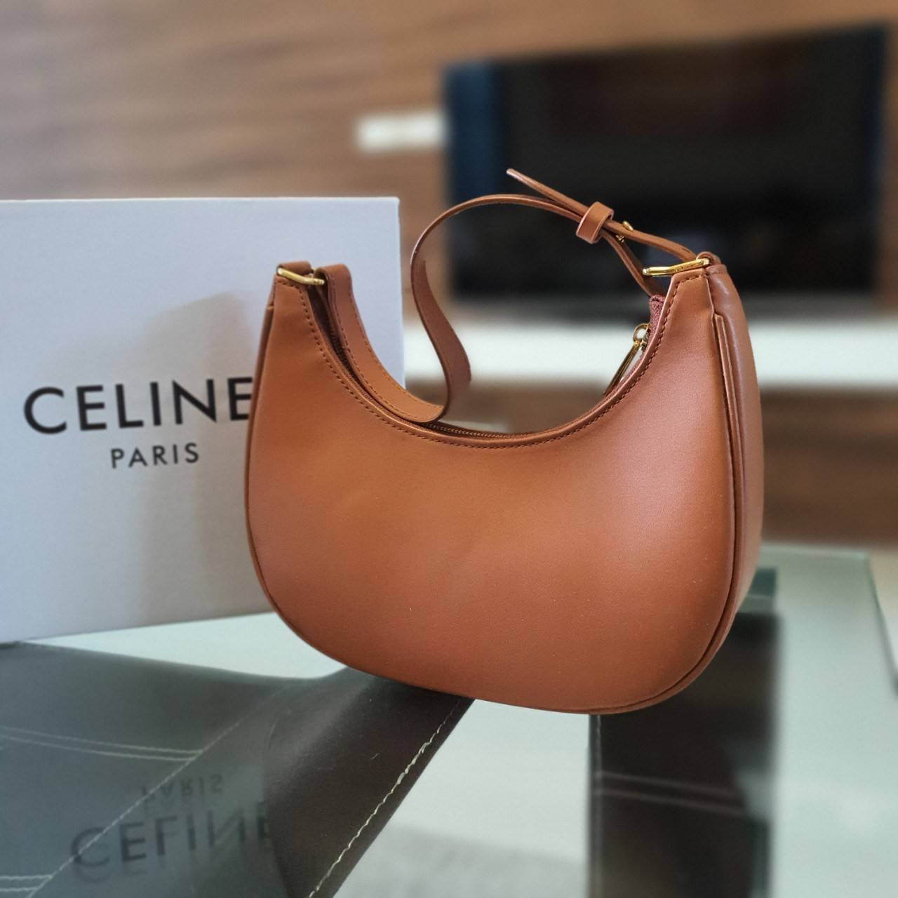 CELINE SHOULDER BAG VIP GIFT WITH PURCHASE (GWP) AVA BAG IN SMOOTH CALFSKIN พรีเมี่ยมกิ๊ฟ Limited Edition จาก CELINE HAUTE PARFUME DUTYFREE COUNTER วัสดุหนังสังเคราะห์เรียบสวย ดีไซน์สวยหรูฮิตสุดในเกาหลี! หนังสวยอยู่ทรงกันน้ำ เปิดปิดด้วยซิปแบรนด์ ภายในโล่ง