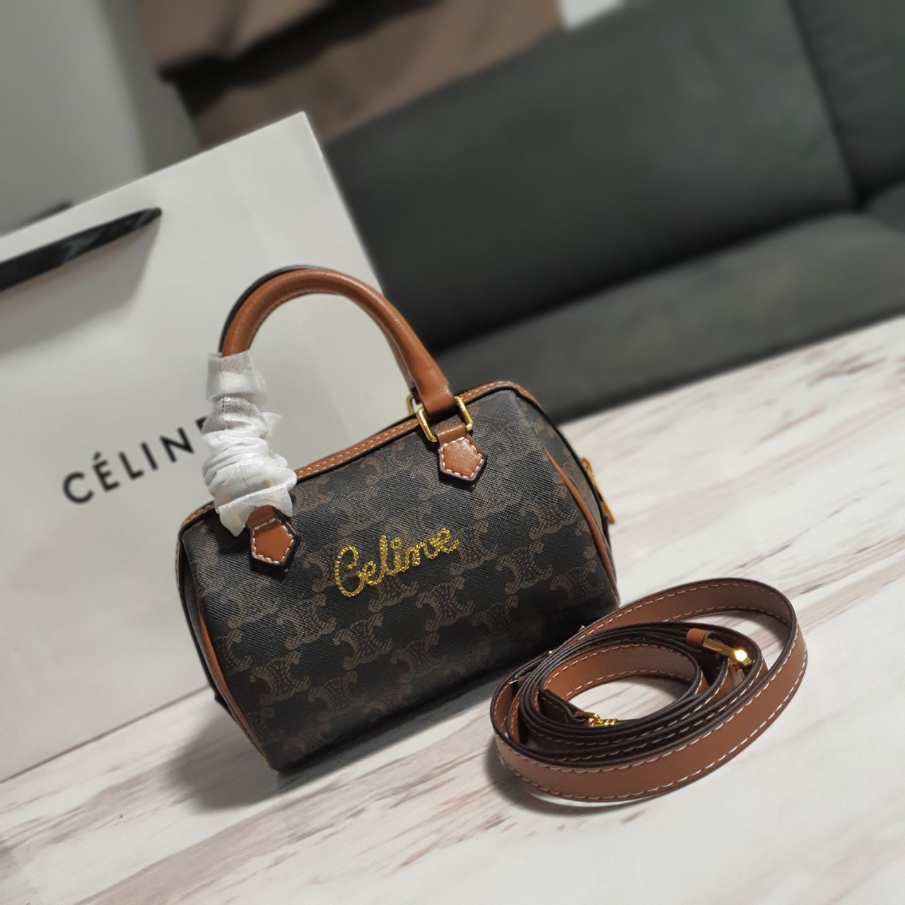 CELINE MINI CROSSBODY BAG VIP GIFT WITH PURCHASE (GWP) พรีเมี่ยมกิ๊ฟ Limited Edition จาก PERFUME DUTYFREE COUNTER กระเป๋าทรงหมอนมินิ วัสดุหนังทั้งใบ ตกแต่งด้วยโลโก้แบรนด์ปักเลื่อมทองด้านหน้า ด้านในเปิดปิดด้วยซิป มีช่องใส่ของกว้าง ใส่กระเป๋าสตางค์สั้น มือถ