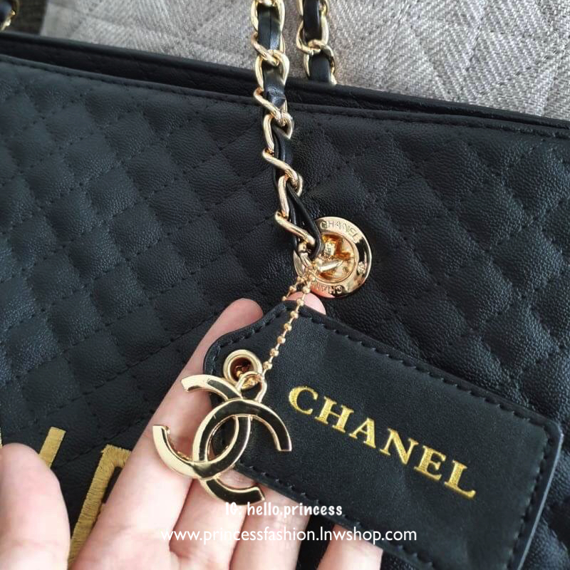 Vip Gift Premium Gift พรีเมี่ยมกิ๊ฟ แท้💯 สินค้าแถมจากเค้าเตอร์เครื่องสำอางค์ที่ญี่ปุ่น กระเป๋า Chanel quilted 31 Rue Cambon Paris Shopping Bag Size : กว้าง 43 * สูง 33 * ฐานกระเป๋า 13 สายสูง 25 (ความยาวทั้งสาย 50) cm. Matarial : หนัง PU ลายตาราง ก