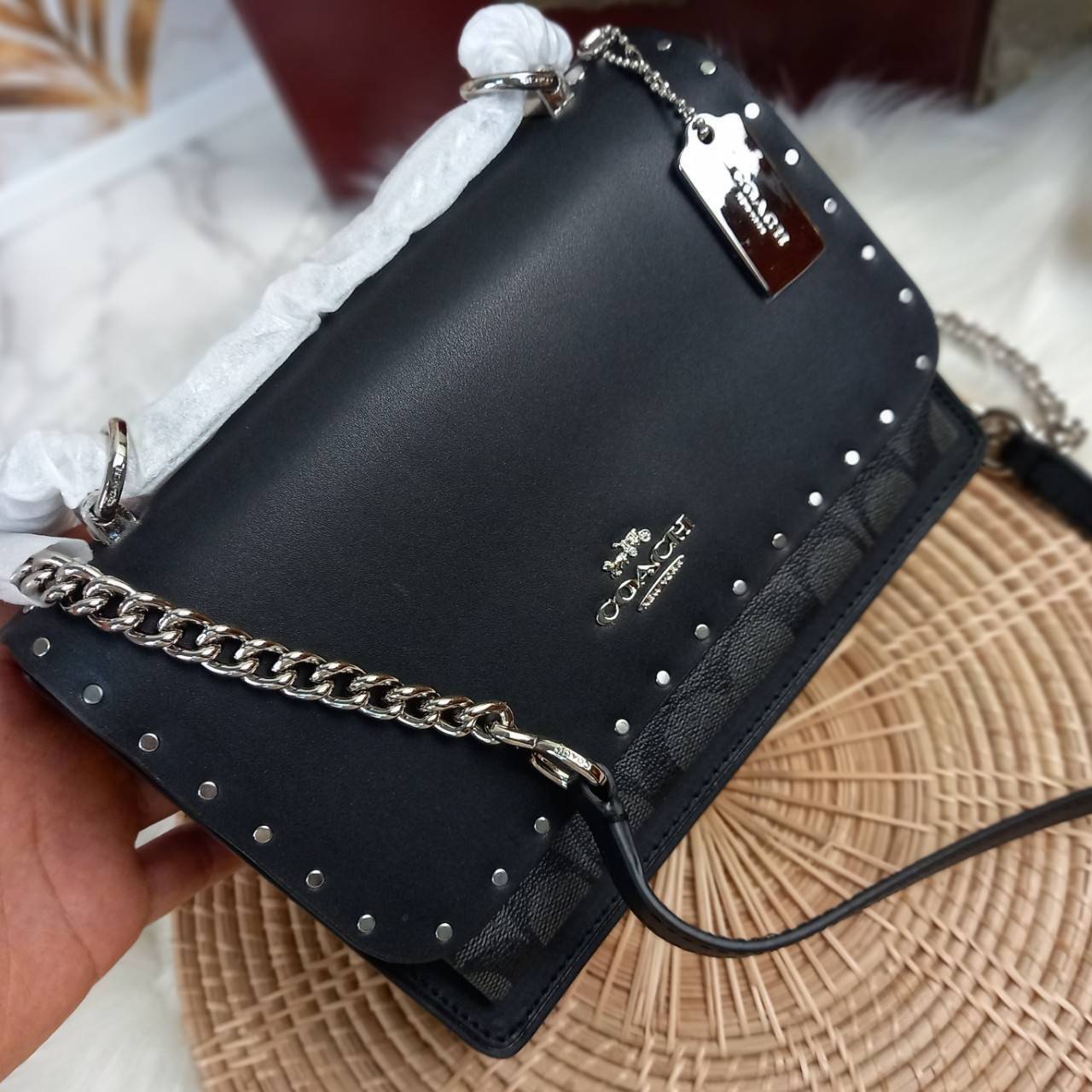 COACH KLARE CROSSBODY IN SIGNATURE CANVAS WITH RIVETS (90400) กระเป๋าถือ กระเป๋าสะพาย รูปทรงสวยงามสุดคลาสสิค แมทท์ง่ายเข้าได้กับทุกลุค แอบกระซิบดังๆนิดนึงว่า! ใบจริงสวยม๊ากก!!// วัสดุแคนวาส ผสมหนังแท้ อยู่ทรง รูปทรงสวยม๊ากก!// ด้านในแบ่งช่องให้ถึง 4 ช่อง 