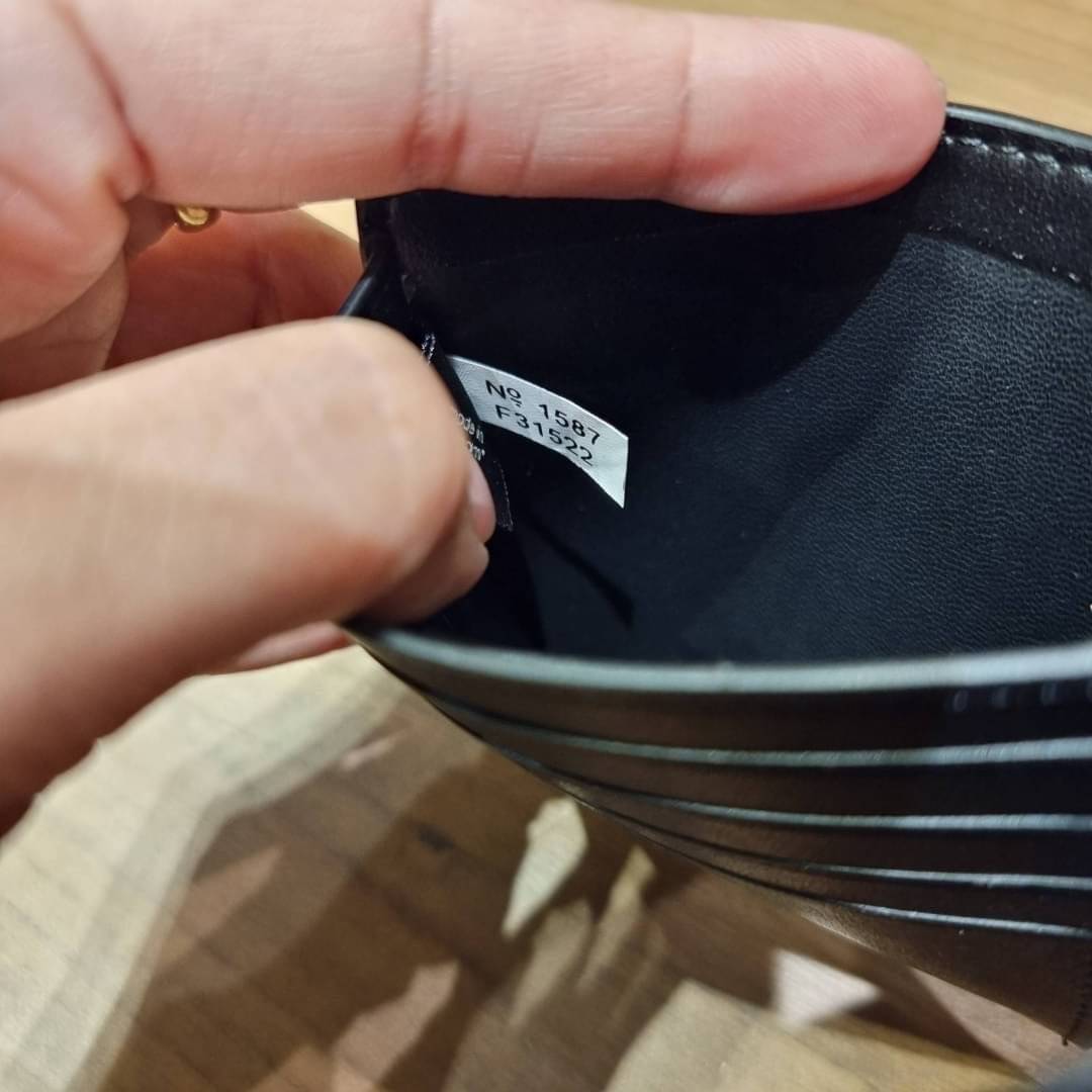 COACH DOUBLE BILLFOLD WALLET IN SIGNATURE CANVAS WITH WOLF MOTIF F31522 WITH GRAFFITI F37333 น้องชายสุดหล่อมาแล้ววว!! 😎 กระเป๋าสตางค์ใบสั้น เอาใจหนุ่มๆ ดีไซน์รูปหมาป่า สุดเท่ ด้านในกระเป๋าเป็นหนังแท้ มีช่องใส่บัตรเยอะ ใส่ธนบัตรได้ทุกชนิด และมี kee