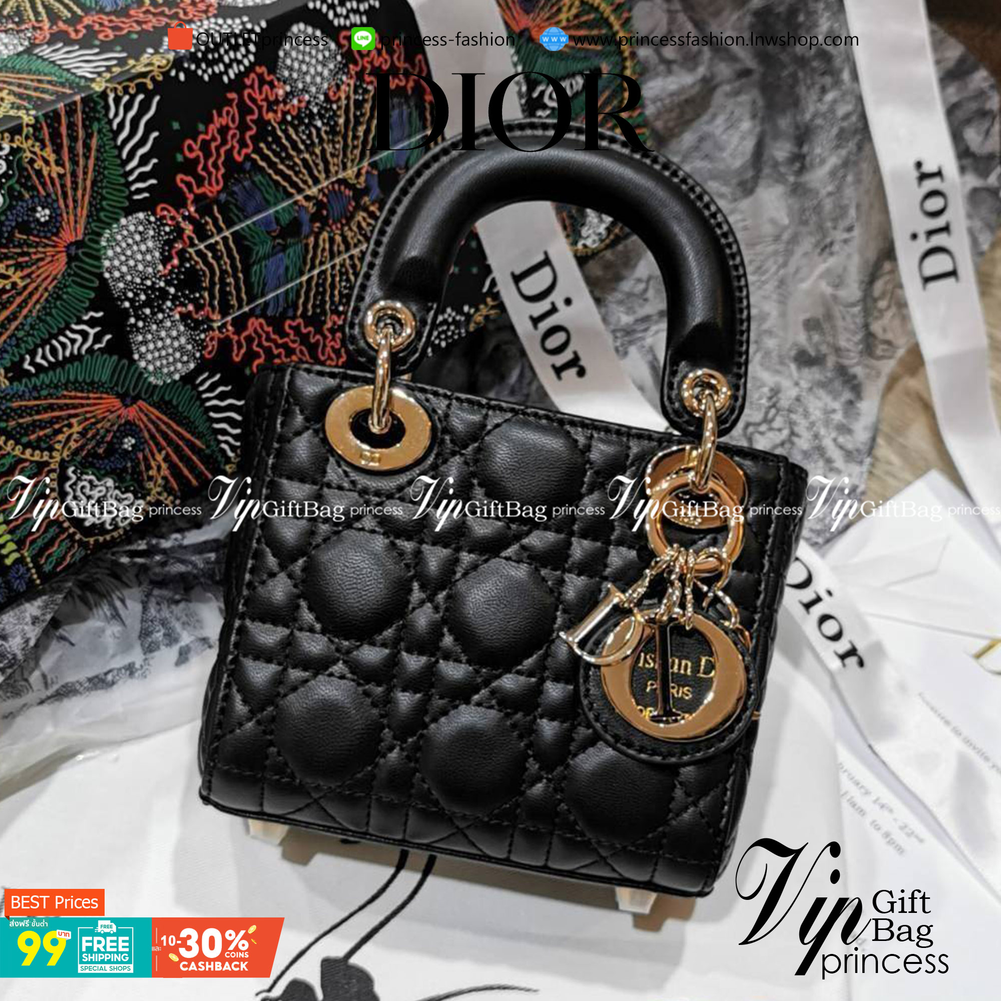 CHRISTIAN DIOR MINI BAG VIP GIFT WITH PURCHASE (GWP) พรีเมี่ยมกิ้ฟ Limited Edition จาก DIOR DUTYFREE COUNTER วัสดุหนังแท้ Calfskin ทรงเหลี่ยมหนังสวยหรูอยู่ทรงขึ้นลายเอกลักษณ์แบรนด์ ประดับTAGห้อยโลโก้แบรนด์อะไหล่ทองด้านหน้า เปิดปิดด้วยฝาปิด ภายในโล่งมีโลโก