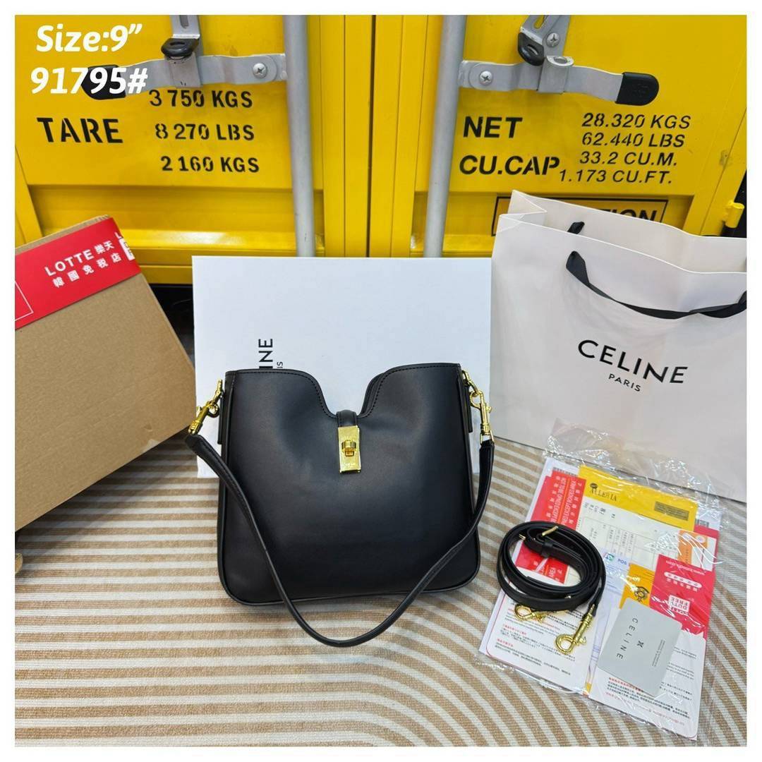 CELINE SMALL CAMILLE 16 SOFT BAG IN SMOOTH LEATHER กระเป๋าทรงโฮโบที่ตัวแม่ตัวมัมใช้กันเยอะสุดๆ ด้วยรูปทรงยอดนิยม สะดวกใช้ด้วยอะไหล่บิดล็อค สีทองสวยโดดเด่น
