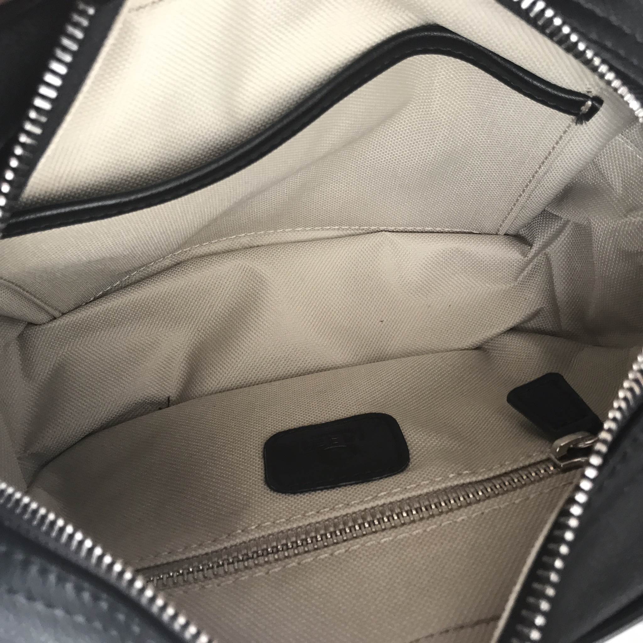 รุ่นใหม่ล่าสุด KEEP รุ่น Crocodile Box clutch&shoulder bag กระเป๋าลายจรเข้สะพายทรงน่ารัก ตัวกระเป๋าถอดสายถือเป็นคลัช ออกงาน หรือสะพายพาดลำตัวได้เลย จุดเด่น ที่ตัวกระเป๋าขนาดกะทัดรัด คะ สวย ทน ดูแลทำความสะอาดได้ง่าย