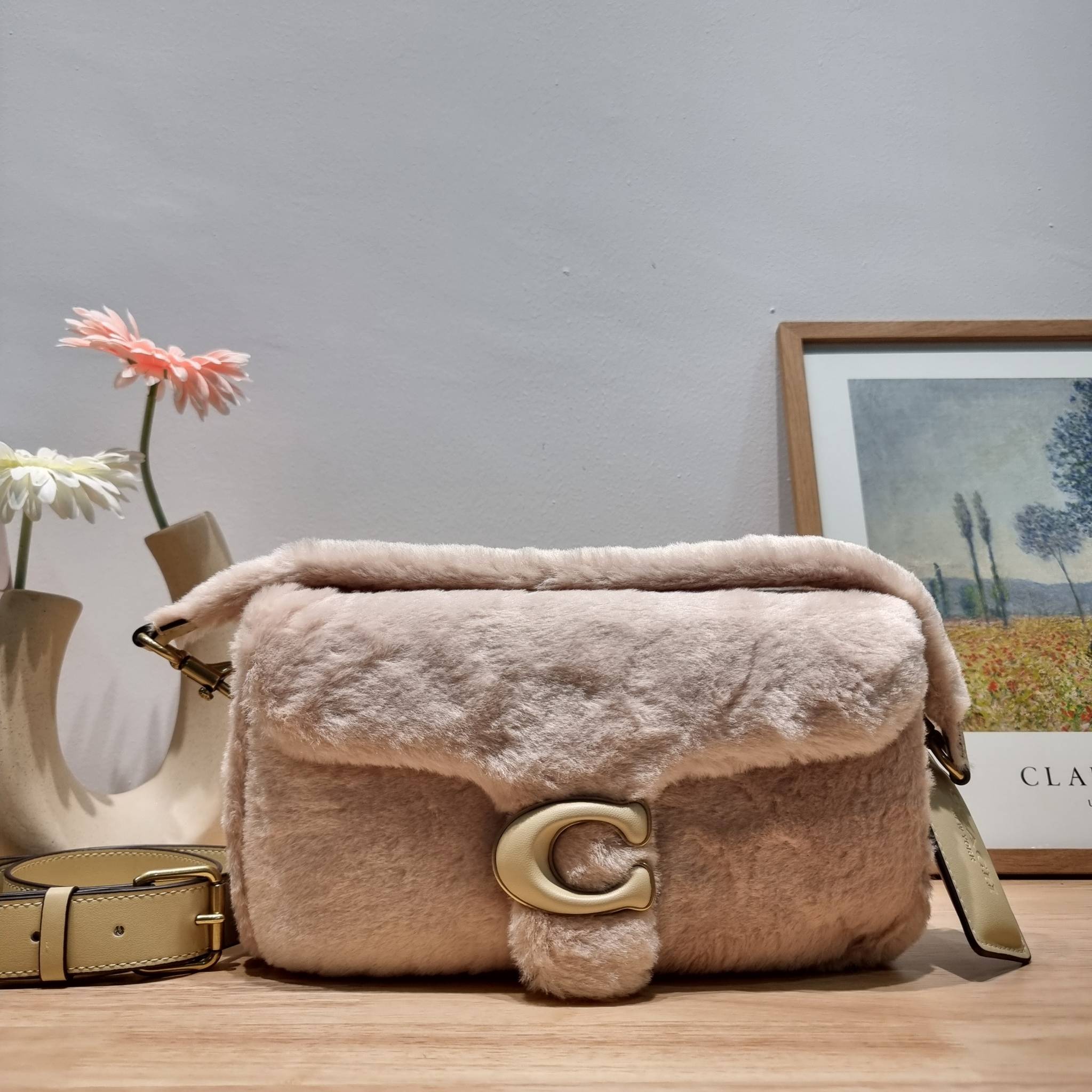 Coach pillow tabby shoulder bag 26 in shearling / COACH LEATHER COVERED C CLOSURE CC445 ใหม่ล่าสุดต้อนรับฤดูหนาว กับคอลเลคชั่นคุณหนู กระเป๋าสะพายไหล่ ดีไซน์วินเทจย้อนยุคตกแต่งขนรอบใบนุ่มฟู สวยลูกคุณมาก!! เปิด-ปิดด้วยกระดุมแม่เหล็ก รับรองแน่นหนา ภายในเป็นช